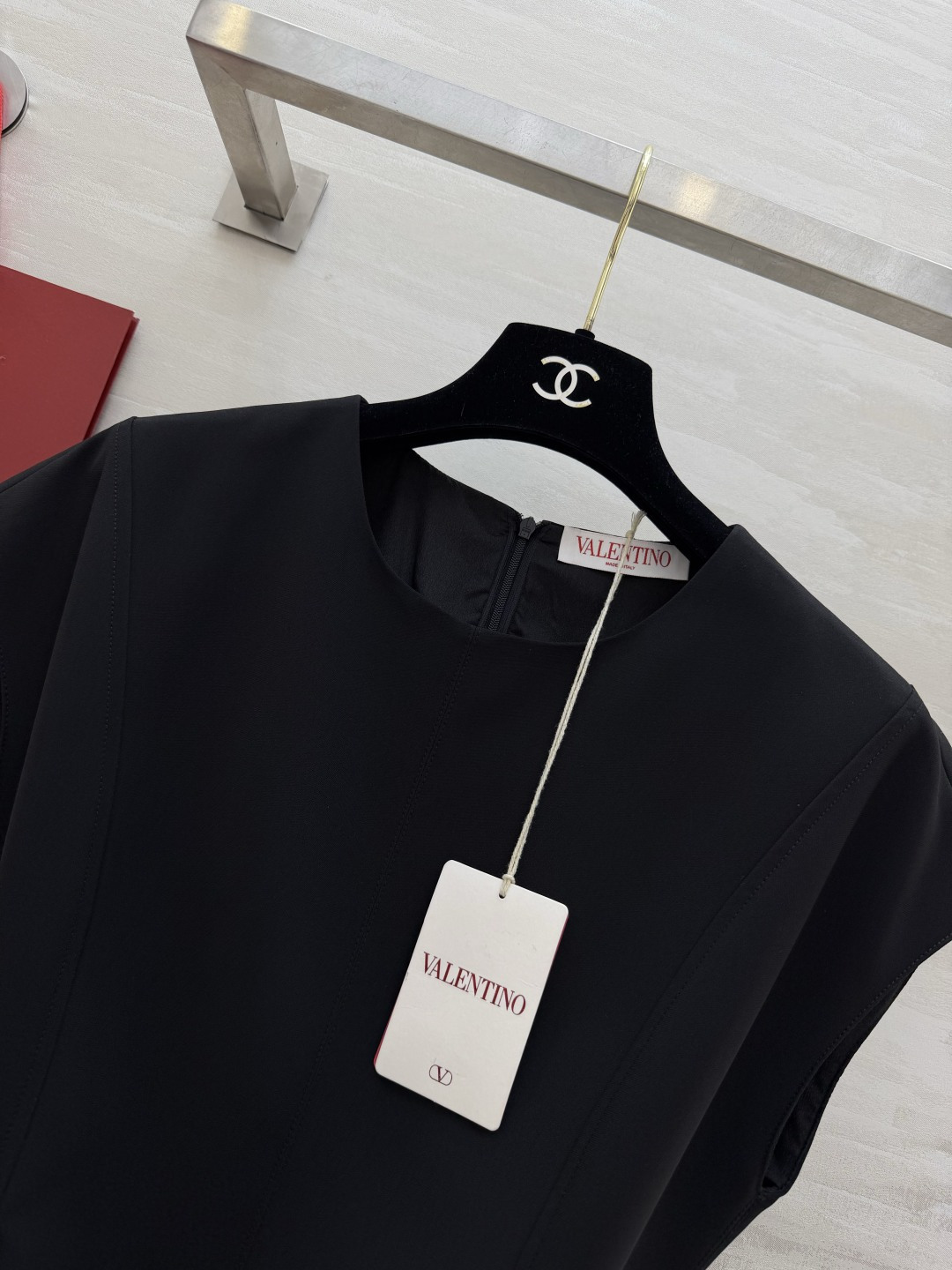 Valentin♡²⁶经典无袖收腰A字连衣裙｜简约圆领盖肩小飞袖设计 修饰手臂藏拜拜肉 利落大气 配套同