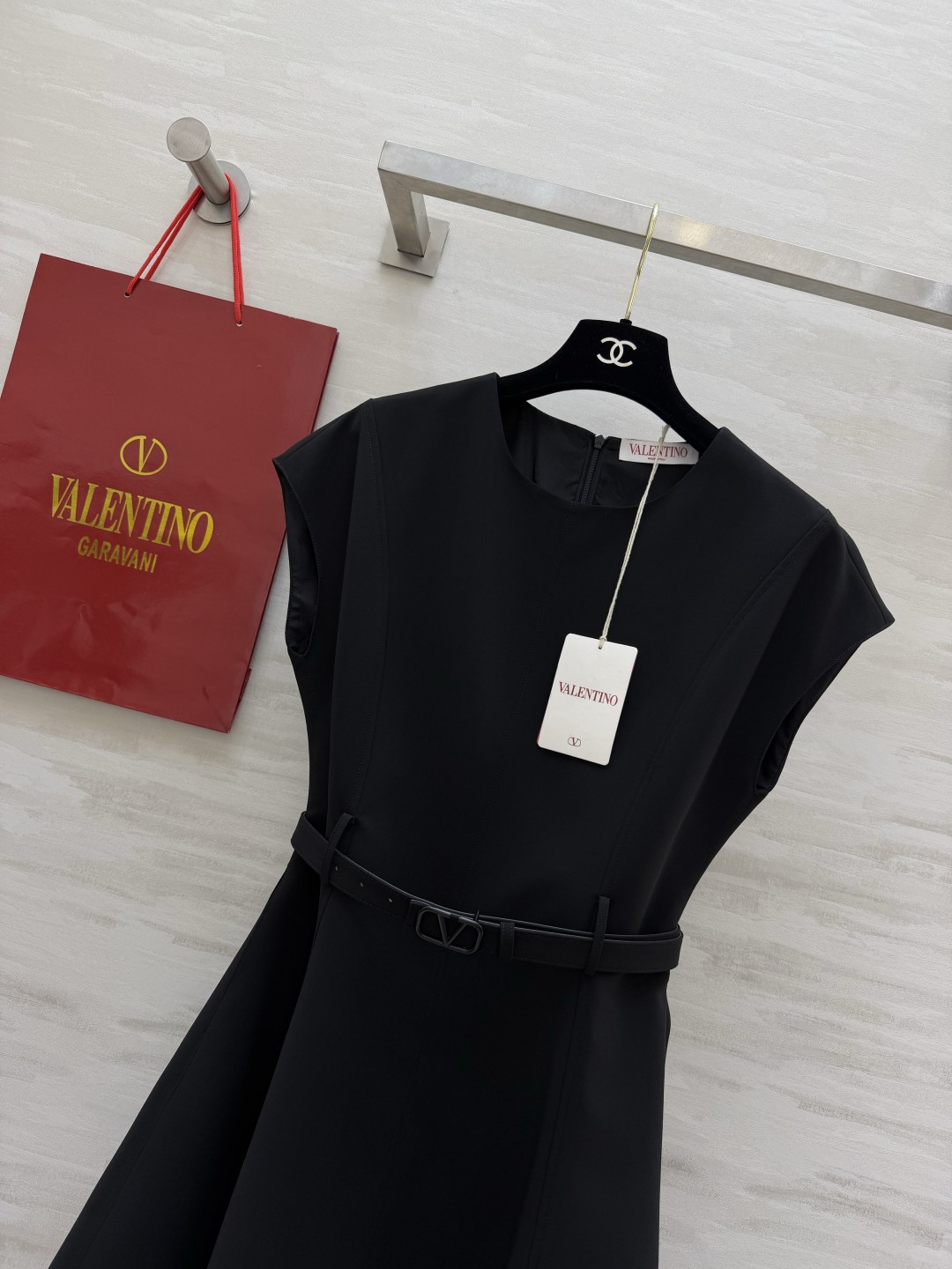 Valentin♡²⁶经典无袖收腰A字连衣裙｜简约圆领盖肩小飞袖设计 修饰手臂藏拜拜肉 利落大气 配套同