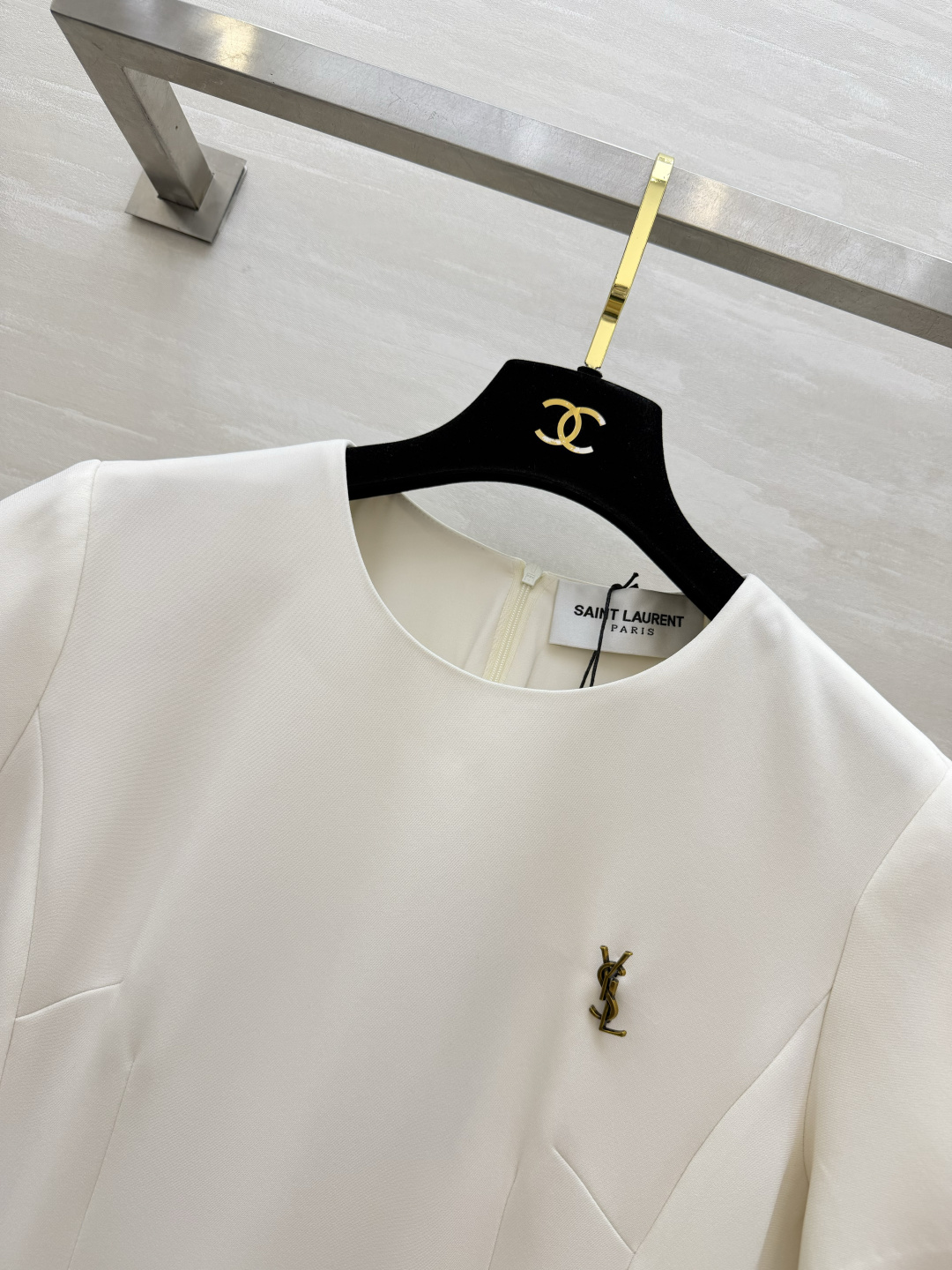 ysl²⁶经典logo金标短袖A字连衣裙｜赫本风本命连衣裙 简约圆领 利落短袖剪裁 胸口金属YSL小金标