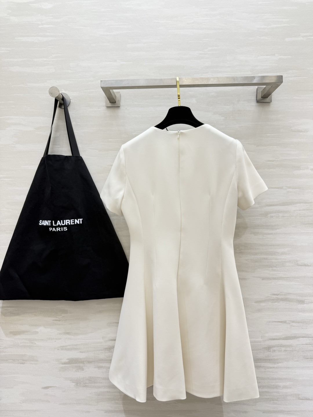 ysl²⁶经典logo金标短袖A字连衣裙｜赫本风本命连衣裙 简约圆领 利落短袖剪裁 胸口金属YSL小金标