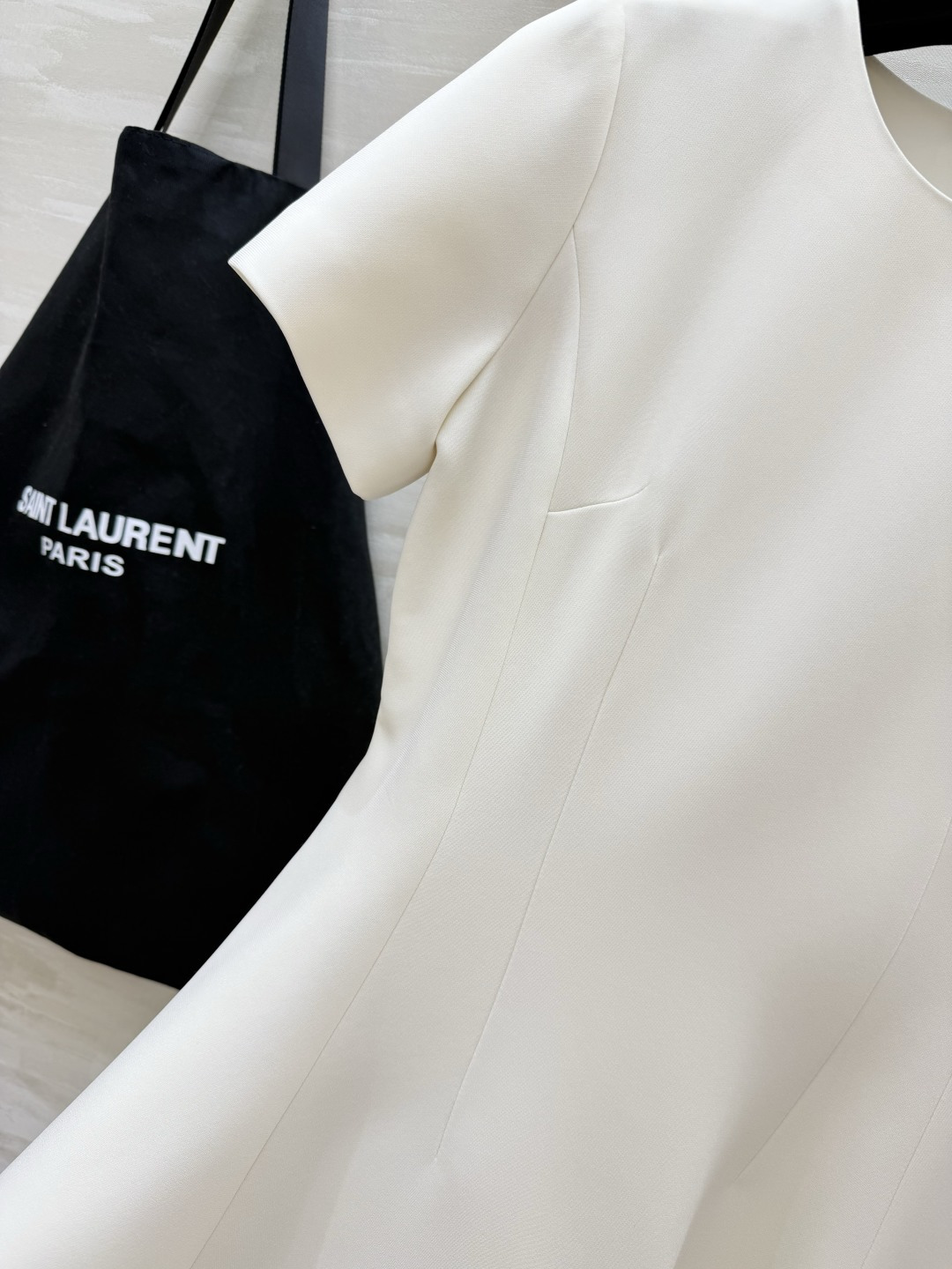 ysl²⁶经典logo金标短袖A字连衣裙｜赫本风本命连衣裙 简约圆领 利落短袖剪裁 胸口金属YSL小金标