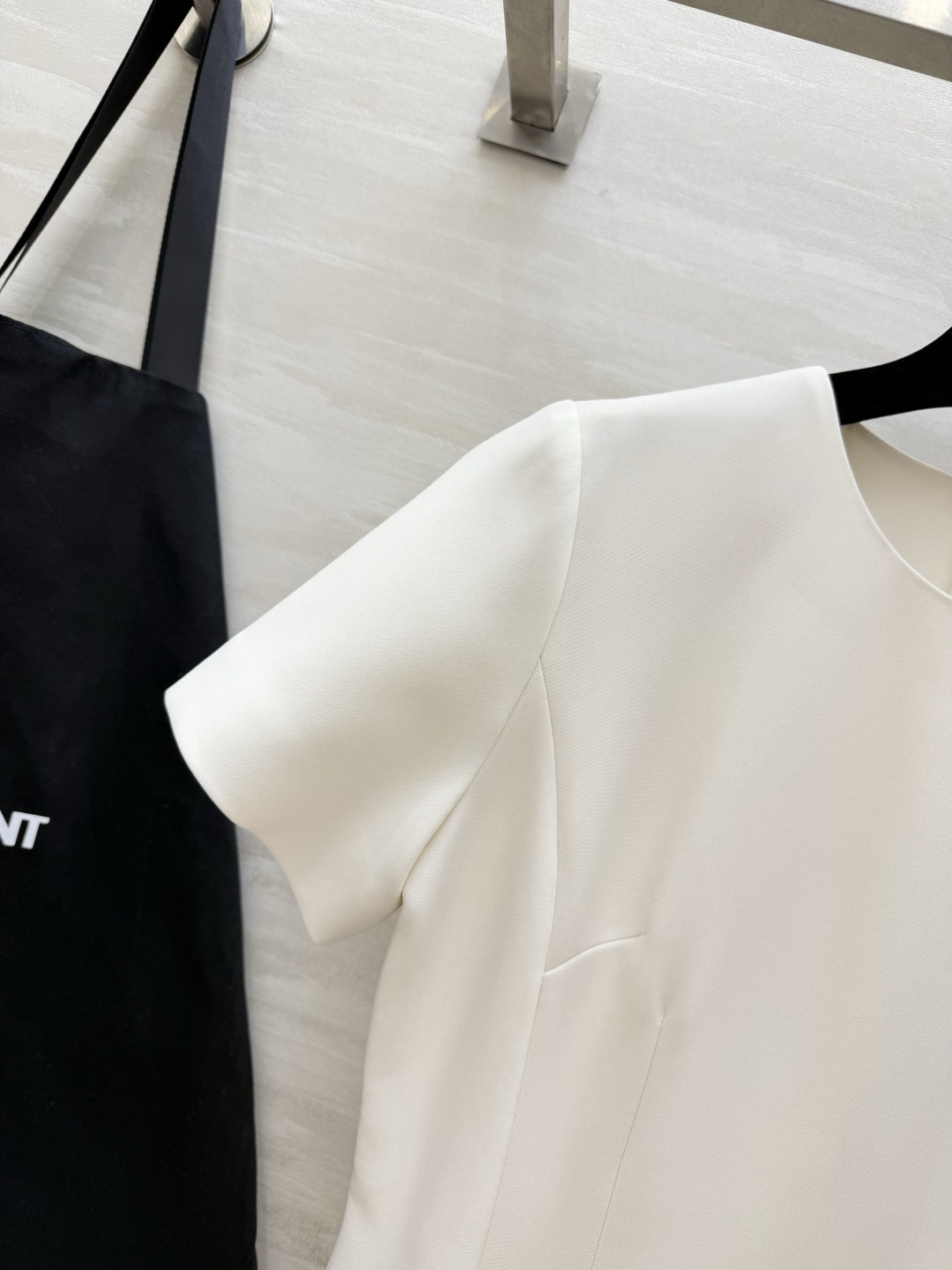 ysl²⁶经典logo金标短袖A字连衣裙｜赫本风本命连衣裙 简约圆领 利落短袖剪裁 胸口金属YSL小金标