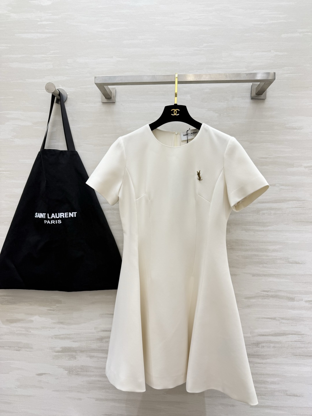 NO:874079,ysl classic logo gold label short-sleeved A-line dress｜Hepburn style natal dress Simple round neck Clean short-sleeved tailoring Metal YSL small gold label on the chest is a low-key finishing touch Three-dimensional waist cut Large loose A-line skirt cinches the waist and hides the crotch, optimizing body proportions!  High-end anti-wrinkle suit material, crisp and smooth, milk white/classic black two-tone, suitable for commuting to work, parties and dinners, and daily outings!  High-quality customization, available in stock first size S/M/L/XL (M size shoulder width 36, bust 88, skirt length 88), saint laurent, skirts, T-shirt, business suit,19860909ysl经典logo金标短袖A字连衣裙｜赫本风本命连衣裙 简约圆领 利落短袖剪裁 胸口金属YSL小金标低调点睛 立体收腰剪裁 大散摆A字裙型 收腰藏胯、优化身材比例！高定抗皱西装料 挺括垂顺奶白/经典黑双色,通勤上班、聚会晚宴、日常出游全能穿！高品质定制 现货首发sizeS/M/L/XL（M码肩宽36,胸围88,裙长88）,,saint laurent,skirts,T-shirt,business suit,,Women's clothing