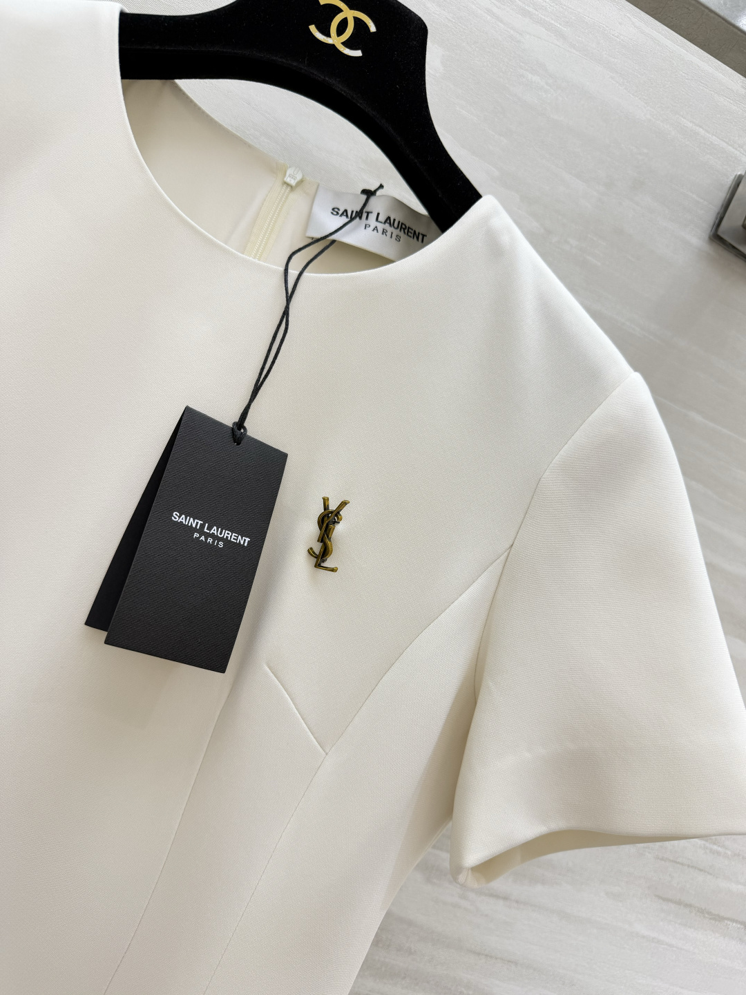ysl²⁶经典logo金标短袖A字连衣裙｜赫本风本命连衣裙 简约圆领 利落短袖剪裁 胸口金属YSL小金标