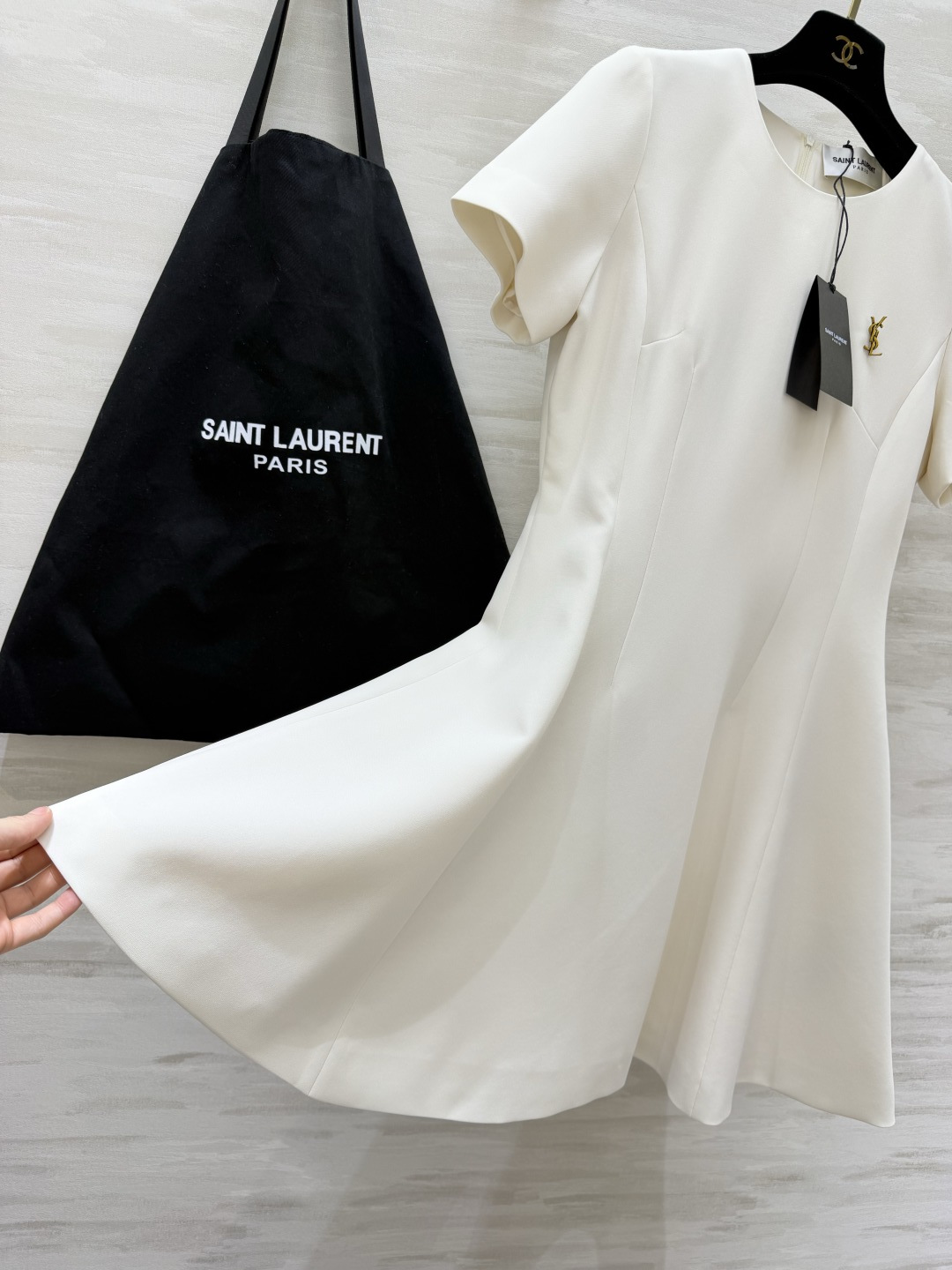 ysl²⁶经典logo金标短袖A字连衣裙｜赫本风本命连衣裙 简约圆领 利落短袖剪裁 胸口金属YSL小金标