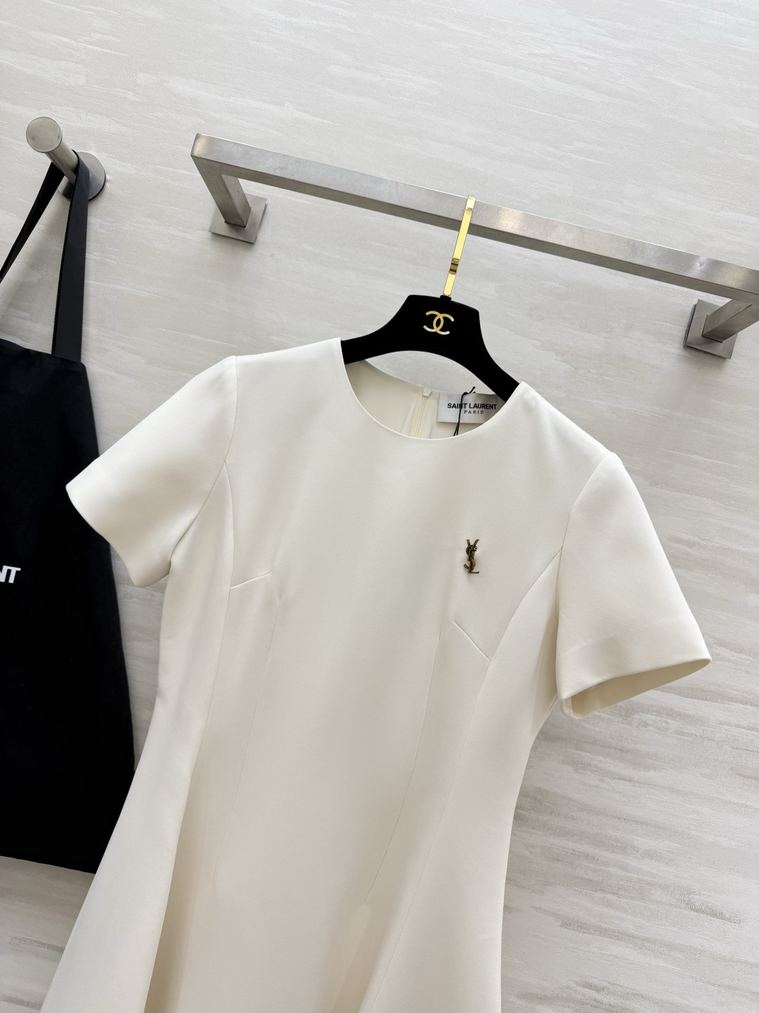 ysl²⁶经典logo金标短袖A字连衣裙｜赫本风本命连衣裙 简约圆领 利落短袖剪裁 胸口金属YSL小金标
