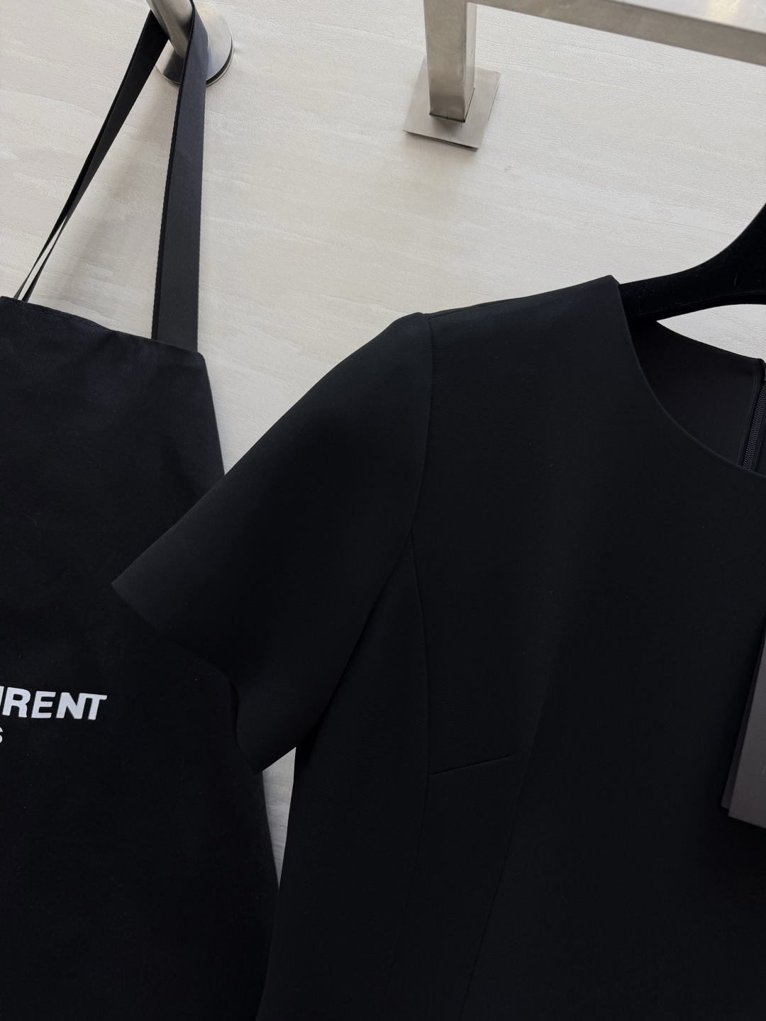 ysl²⁶经典logo金标短袖A字连衣裙｜赫本风本命连衣裙 简约圆领 利落短袖剪裁 胸口金属YSL小金标
