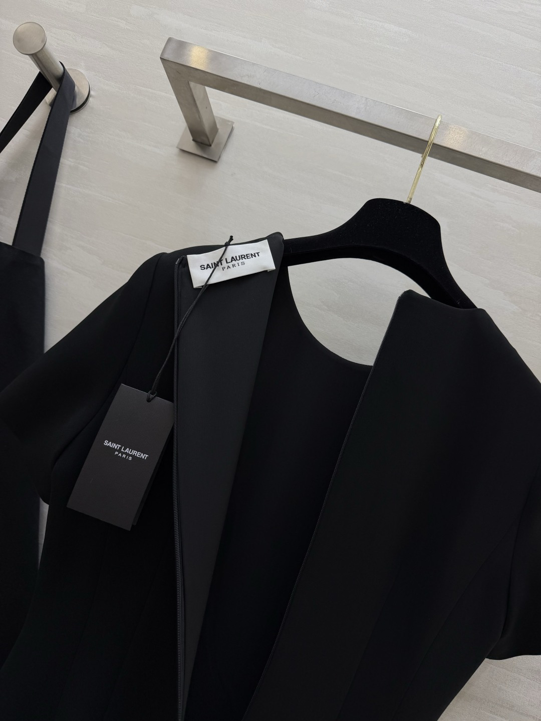 ysl²⁶经典logo金标短袖A字连衣裙｜赫本风本命连衣裙 简约圆领 利落短袖剪裁 胸口金属YSL小金标