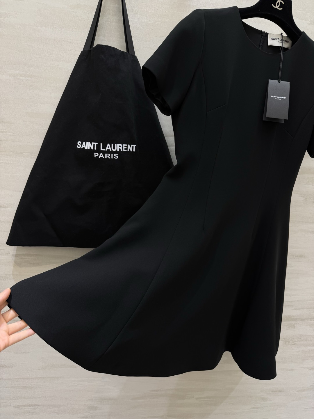 ysl²⁶经典logo金标短袖A字连衣裙｜赫本风本命连衣裙 简约圆领 利落短袖剪裁 胸口金属YSL小金标