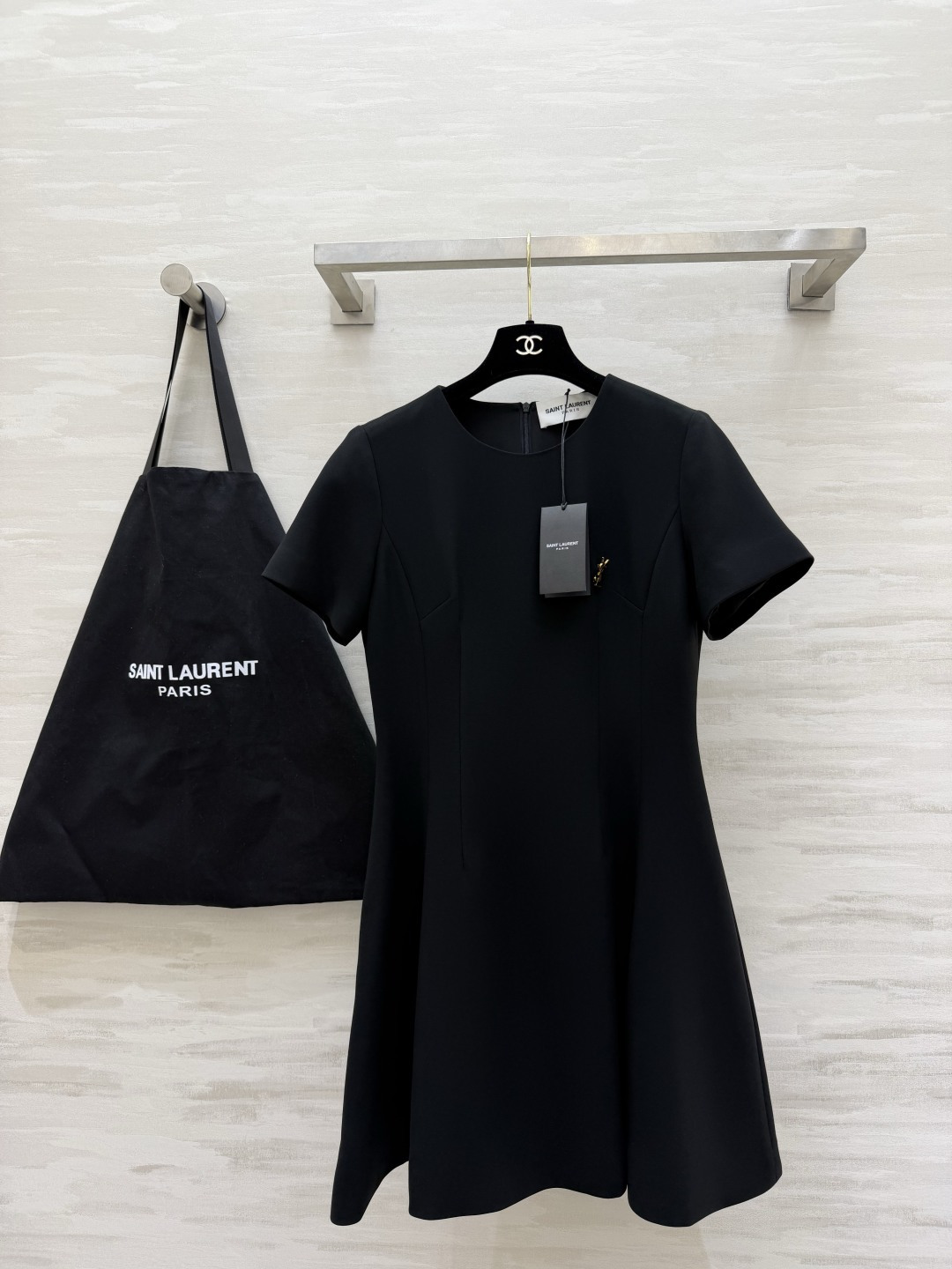 NO:861924,ysl classic logo gold label short-sleeved A-line dress｜Hepburn style natal dress Simple round neck Clean short-sleeved tailoring Metal YSL small gold label on the chest is a low-key finishing touch Three-dimensional waist cut Large loose A-line skirt cinches the waist and hides the crotch, optimizing body proportions!  High-end anti-wrinkle suit material, crisp and smooth, milk white/classic black two-tone, suitable for commuting to work, parties and dinners, and daily outings!  High-quality customization, available in stock first size S/M/L/XL (M size shoulder width 36, bust 88, skirt length 88), saint laurent-clothing, saint laurent, saint laurent, skirts, T-shirt, business suit,19860909ysl经典logo金标短袖A字连衣裙｜赫本风本命连衣裙 简约圆领 利落短袖剪裁 胸口金属YSL小金标低调点睛 立体收腰剪裁 大散摆A字裙型 收腰藏胯、优化身材比例！高定抗皱西装料 挺括垂顺奶白/经典黑双色,通勤上班、聚会晚宴、日常出游全能穿！高品质定制 现货首发sizeS/M/L/XL（M码肩宽36,胸围88,裙长88）,圣罗兰-服装,saint laurent,saint laurent,skirts,T-shirt,business suit,,Women's clothing