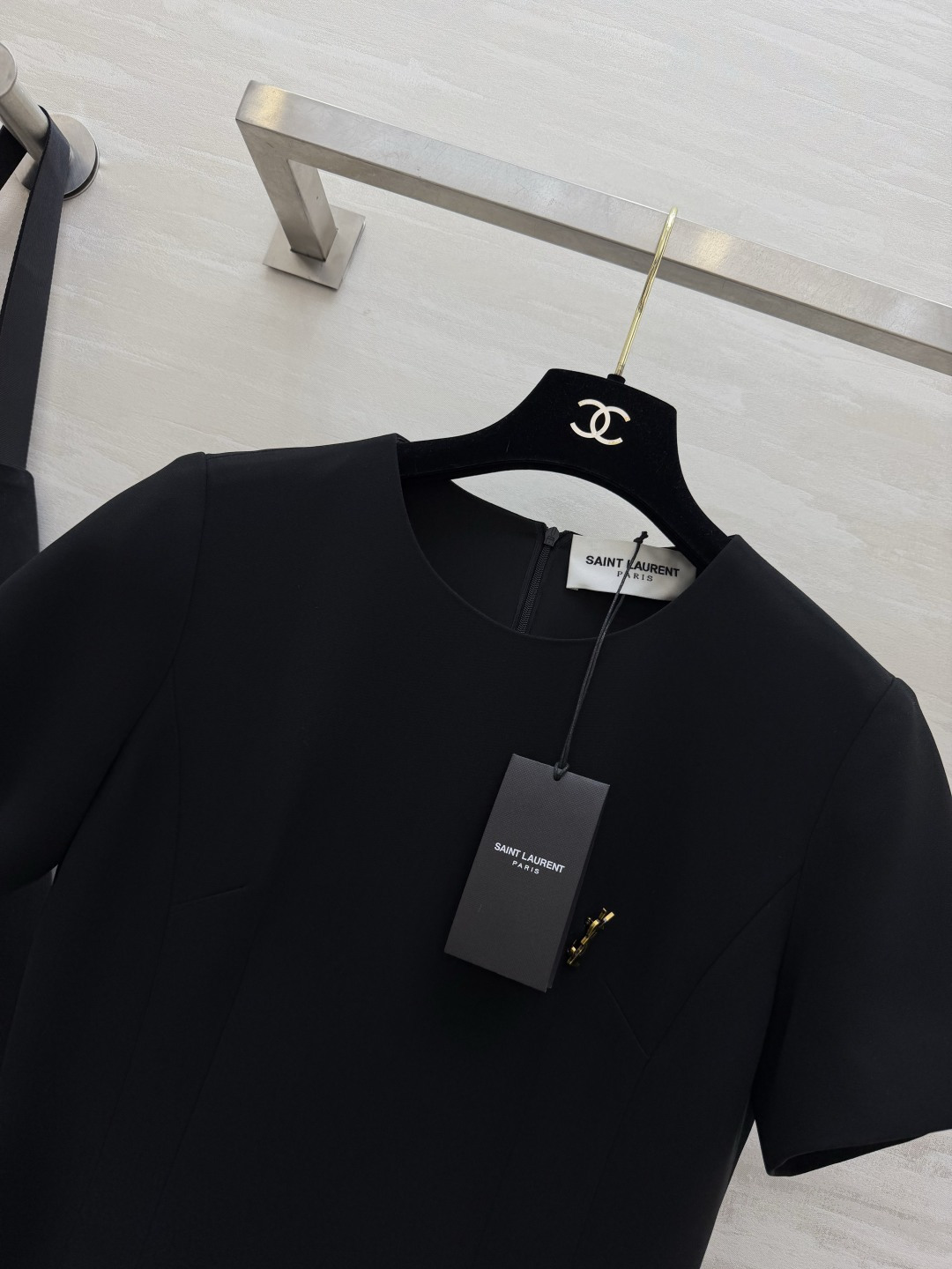 ysl²⁶经典logo金标短袖A字连衣裙｜赫本风本命连衣裙 简约圆领 利落短袖剪裁 胸口金属YSL小金标