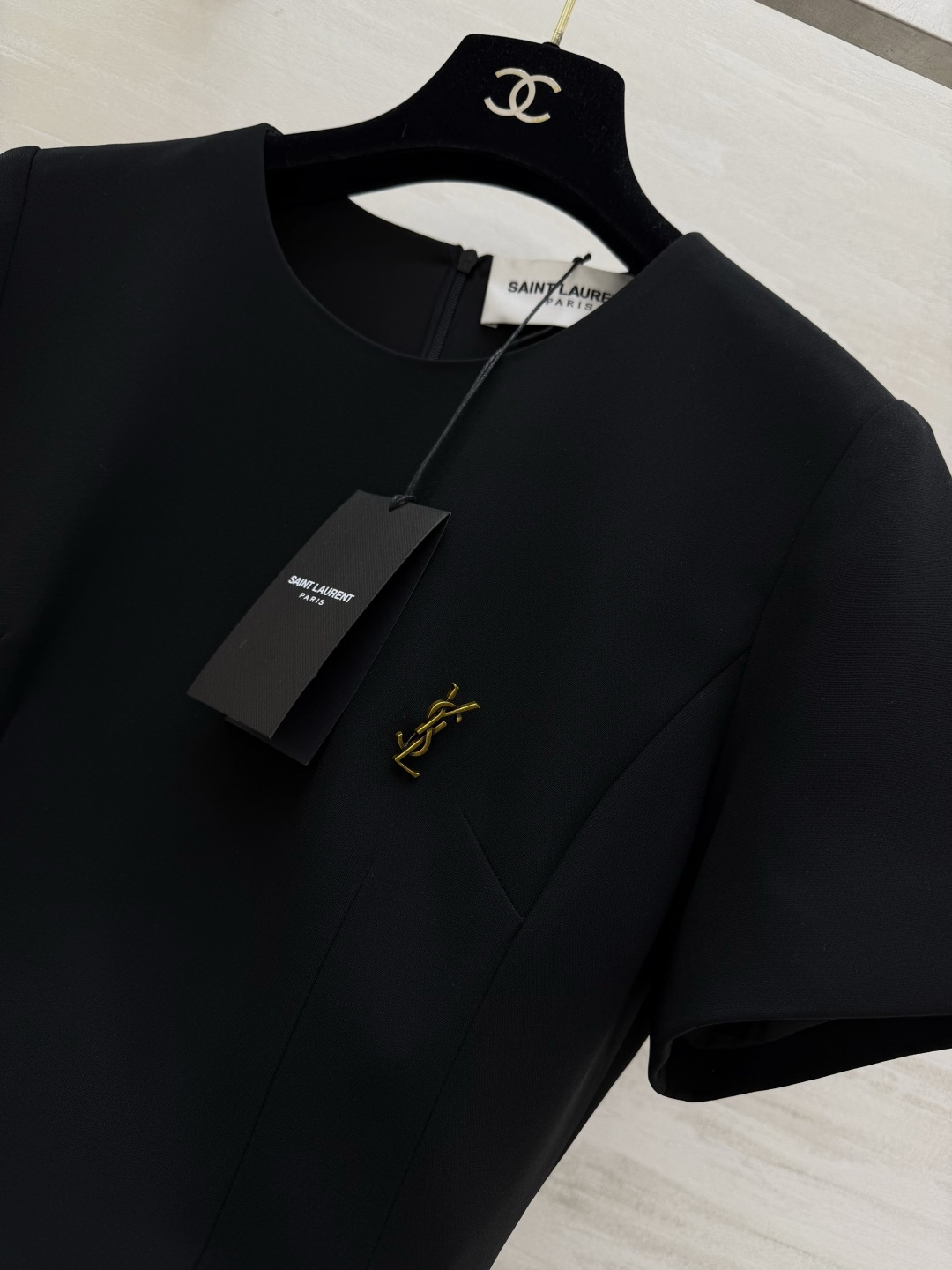 ysl²⁶经典logo金标短袖A字连衣裙｜赫本风本命连衣裙 简约圆领 利落短袖剪裁 胸口金属YSL小金标