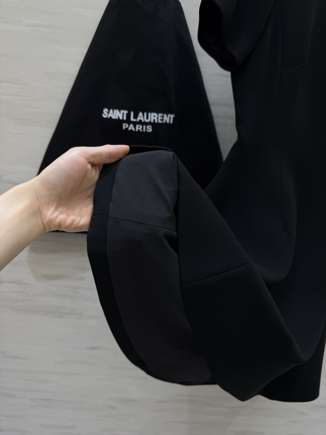 ysl²⁶经典logo金标短袖A字连衣裙｜赫本风本命连衣裙 简约圆领 利落短袖剪裁 胸口金属YSL小金标