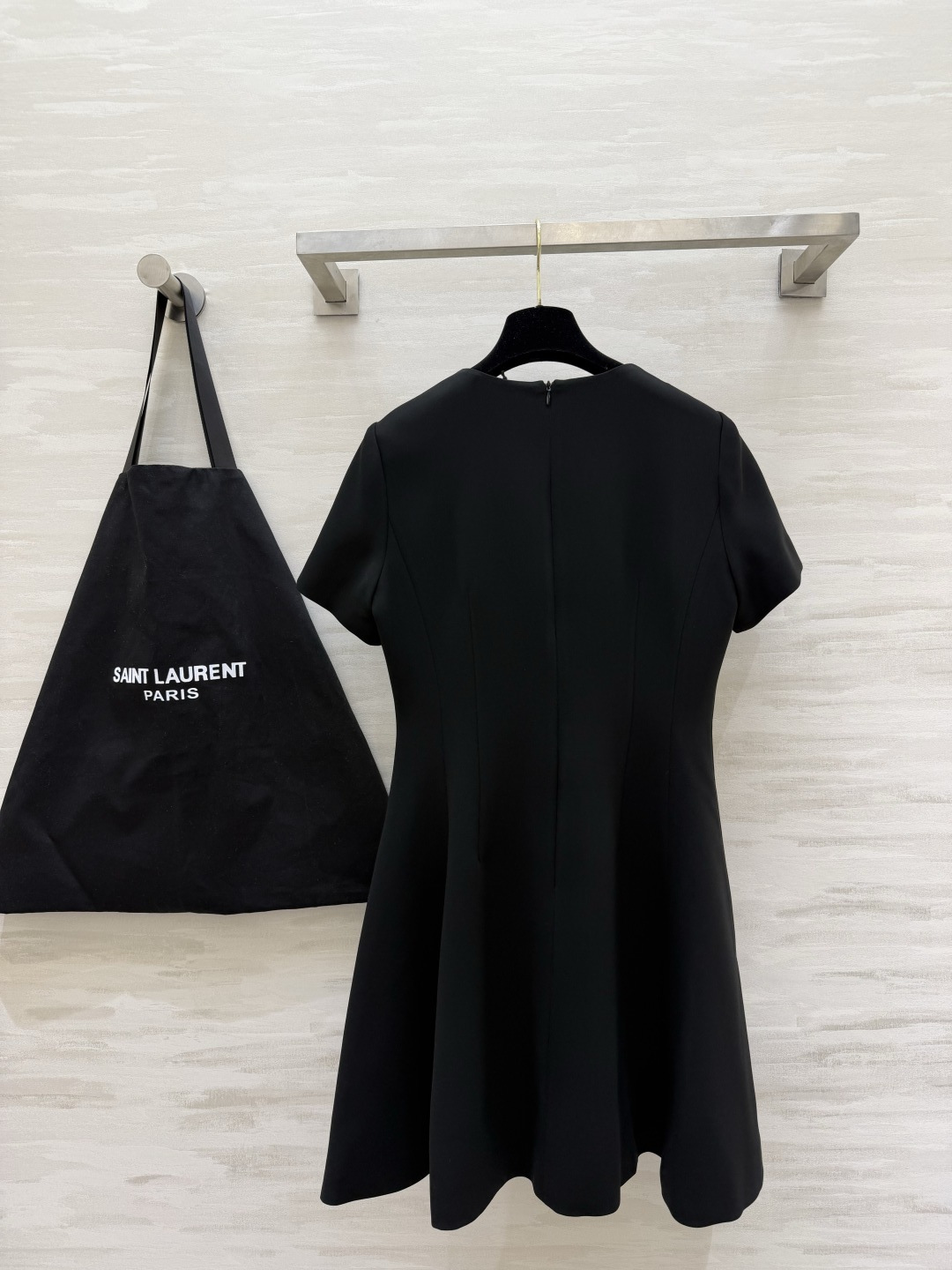 ysl²⁶经典logo金标短袖A字连衣裙｜赫本风本命连衣裙 简约圆领 利落短袖剪裁 胸口金属YSL小金标