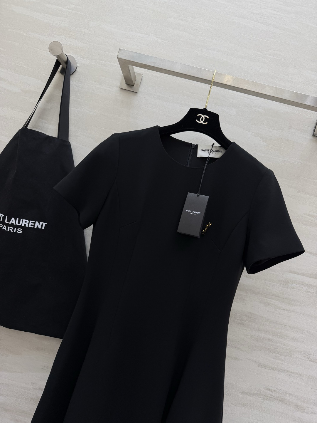 ysl²⁶经典logo金标短袖A字连衣裙｜赫本风本命连衣裙 简约圆领 利落短袖剪裁 胸口金属YSL小金标