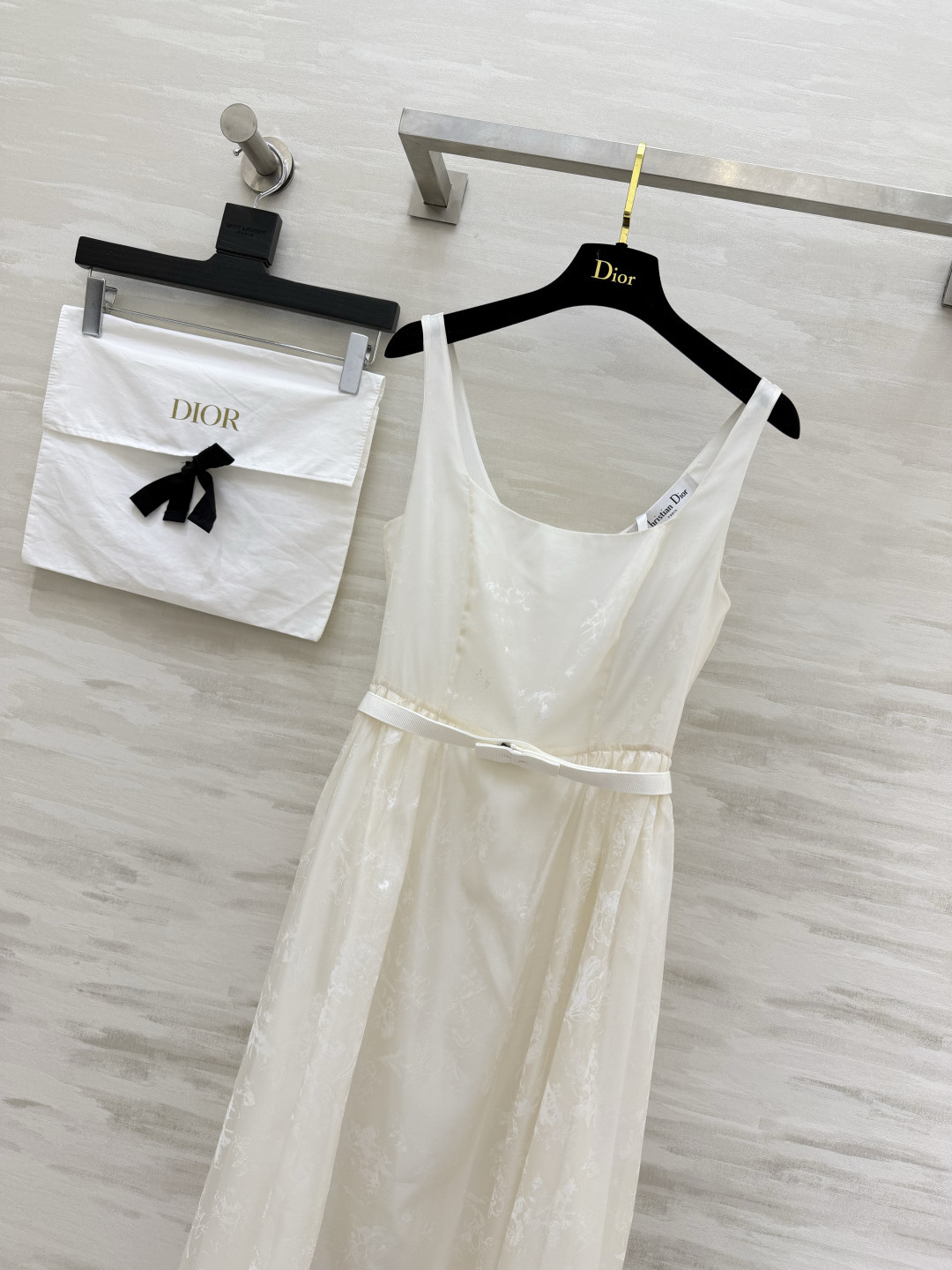 DIO♡²⁶仙气白月光女神款🤍一眼沦陷的法式纯白吊带连衣裙✨自带朦胧柔光的氛围感美人裙 温柔大方方领 气