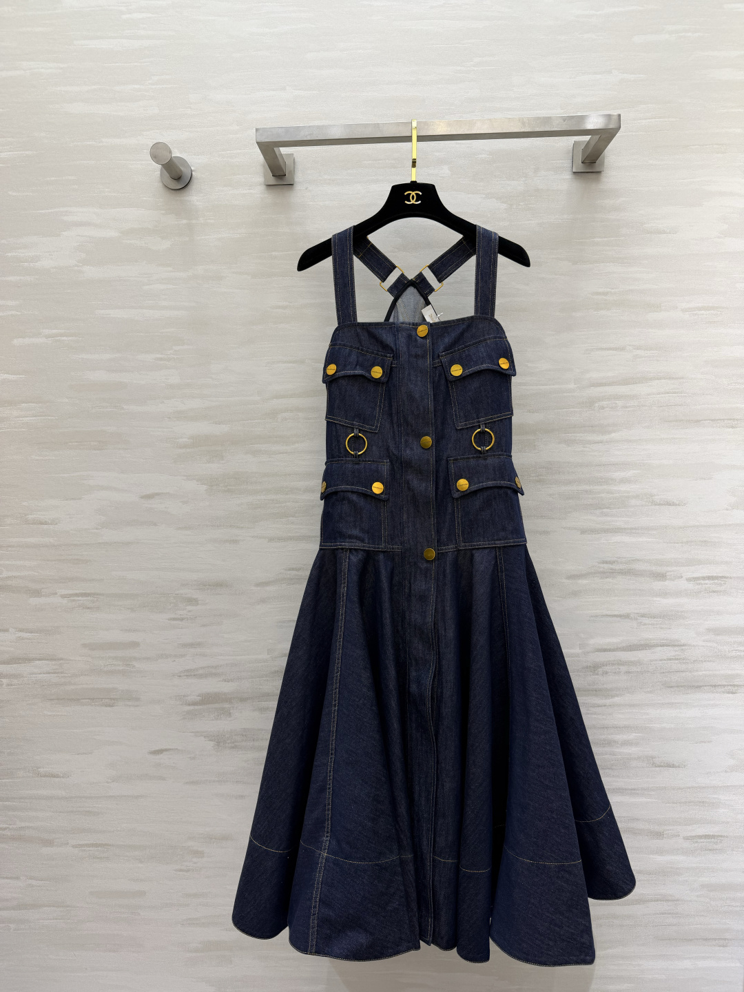 NO:864341,Zimmerman｜Street Denim Moment Dark denim denim suspender skirt The dark blue denim dress combines retro workwear elements and elegant silhouette, presenting a straightforward and refined style. The waist is tightened and decorated with metal rings to emphasize the high waistline. The hem spreads out in a wide A-line shape with an obvious waist tightening effect. It visually lengthens the body proportions. Classic denim fabric presents a deep indigo color. High-quality customization.  Available in stock first size S/M/L (S size waist 86, skirt length 115), Zimmerman-clothing, skirts,19860909Zimmerman｜街头丹宁时刻 深色丹宁牛仔背带裙 深蓝色牛仔连衣裙融合了复古工装元素与优雅廓形 呈现出一种率性又精致的风格 腰部收紧并配有金属圆环装饰 强调高腰线 下摆呈大摆A字型散开 带有明显的收腰放摆效果 视觉上拉长身材比例 经典的丹宁布料 呈现深邃的靛蓝色 高品质定制 现货首发sizeS/M/L（s码腰围86,裙长115）,兹默曼-服装,skirts,,Women's clothing