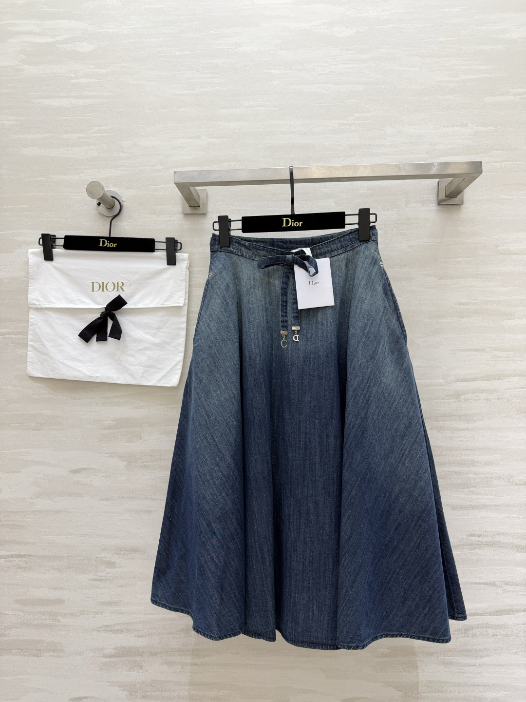 NO:864366,Dio retro washed denim skirt with aged gradient washed denim has a retro atmosphere. It has a tie at the waist and a classic D-shaped hardware buckle. It has exquisite details. The A-line version with a large hem covers the crotch and hides the flesh and looks slim. The draped fabric does not collapse and wrinkles. It looks noble when worn with T-shirts/sweaters!  Easily manage your daily commute and travel outfits!  High-quality customization, available in stock now, size 36/38/40/42 (size 38, waist 68, skirt length 75), Dior-clothing, dior, dior, skirts, tees, t-shirt,19860909Dio复古水洗牛仔半裙做旧渐变水洗牛仔 自带复古氛围感 腰间系带 经典D字五金挂扣 细节精致 大伞摆A字版型 遮胯藏肉巨显瘦 垂坠面料不塌皱 搭T恤/针织衫都很显贵气！日常通勤、出游穿搭轻松拿捏！高品质定制 现货首发size36/38/40/42（38码腰围68,裙长75）,迪奥-服装,dior,dior,skirts,tees，t-shirt,,Women's clothing