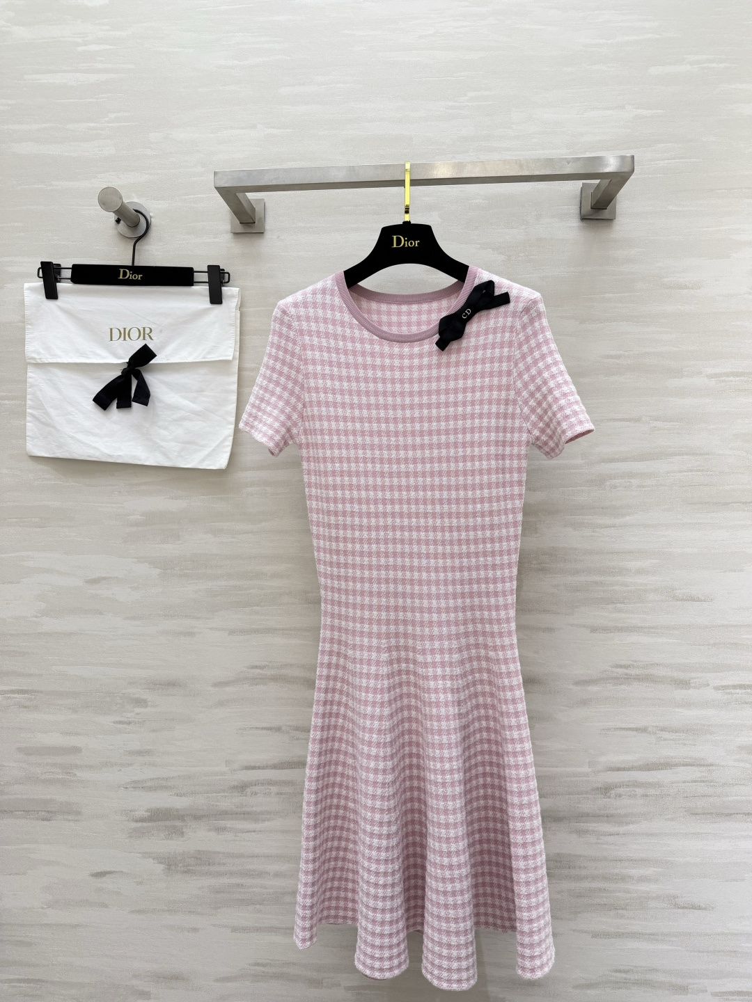 NO:864391,DIO pink plaid knitted dress has a gentle peach houndstooth color scheme with a sweet girlish feel. The neckline is embellished with a delicate black bow. The details are full of elastic knitted fabric that is soft and skin-friendly. Slim-fitting fishtail skirt. The waist is cut to outline the figure. It is super elegant when worn on daily dates. The gentle ceiling in spring and summer. The upper body is gentle and age-reducing. High-quality customization. Ready for sale first size S/M/L (, Dior-clothing, dior, dior, skirts,19860909DIO粉格针织连衣裙温柔蜜桃千鸟格配色 自带清甜少女感 领口精致黑蝴蝶结点缀 细节拉满弹力针织面料软糯亲肤 修身鱼尾裙摆 收腰剪裁勾勒身形 日常约会穿超显气质 春夏温柔系天花板 上身温婉又减龄 高品质定制 现货首发sizeS/M/L（,迪奥-服装,dior,dior,skirts,,Women's clothing