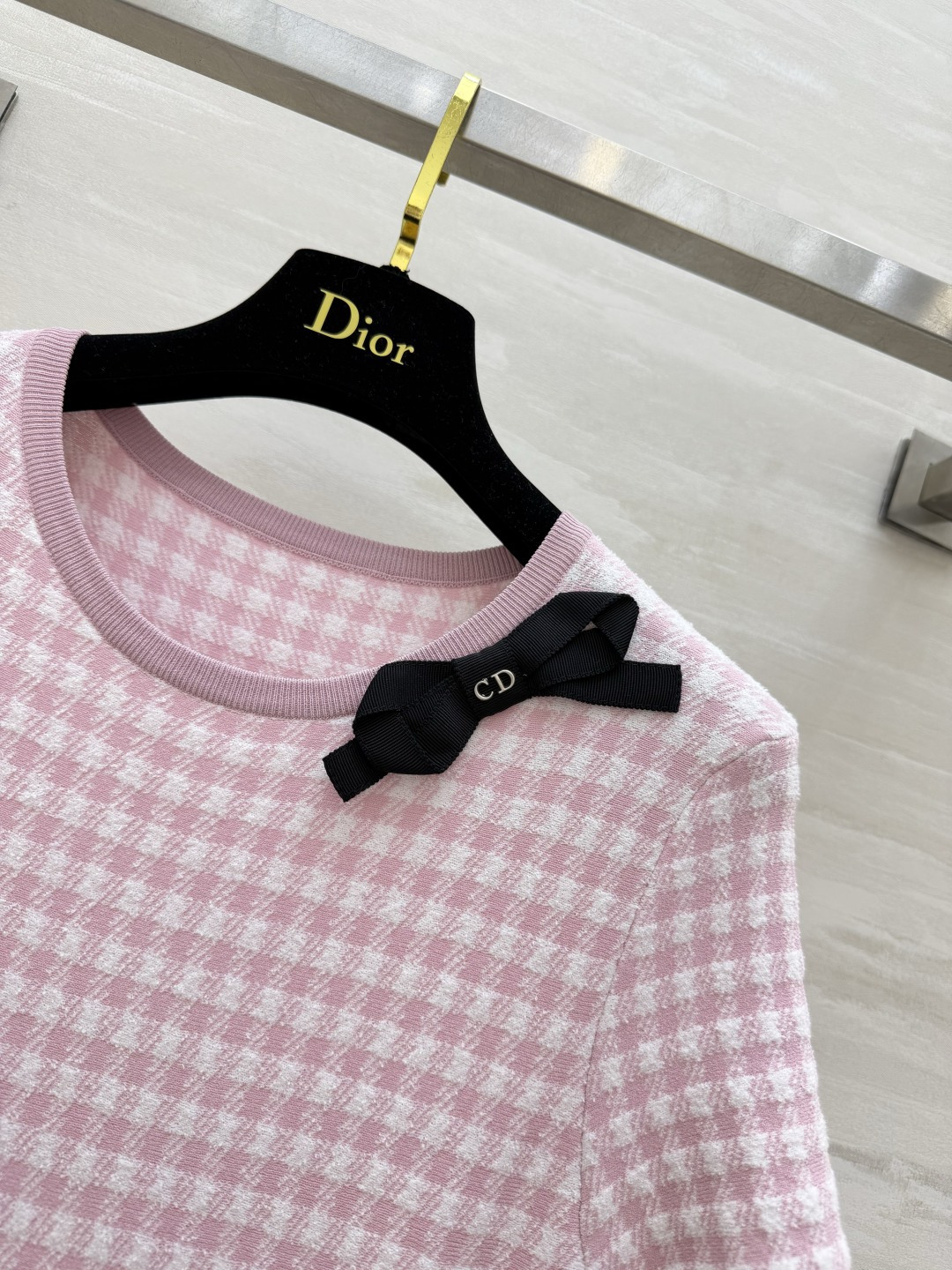 DIO♡²⁶粉格针织连衣裙💖温柔蜜桃千鸟格配色 自带清甜少女感 领口精致黑蝴蝶结点缀 细节拉满弹力针织面