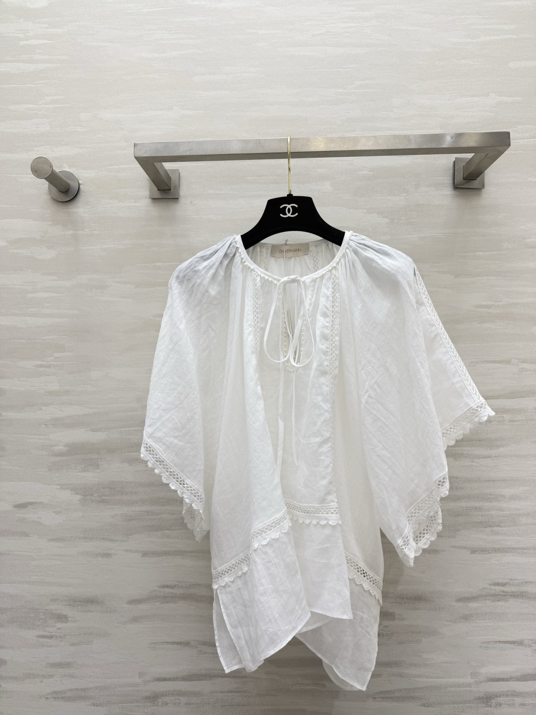 NO:875372,Zimmerman natural ramie hollow blouse｜Breathable ceiling in summer. Selected native ramie fabrics with built-in breathable texture. The upper body is dry and not sweaty. The neckline is tied with heavy-duty hollow lace. The wide bat sleeves hide the flesh and make you look slimmer. Available in white/blue. It is easy to wear alone or with suspenders underneath!  Lazy and relaxed feeling, travel and commuting can be done with one click, high-quality customization, available in stock first size S/M/L (S size bust 145, length 59),,19860909Zimmerman天然苎麻镂空罩衫｜夏日透气天花板 甄选原生苎麻面料 自带透气肌理 上身干爽不闷汗 领口系带重工镂空花边 蝙蝠阔袖藏肉显瘦 白/蓝两色可选 单穿随性、内搭吊带都出彩！慵懒松弛感拉满 出游通勤一键搞定 高品质定制 现货首发sizeS/M/L（s码胸围145,衣长59）,,,Women's clothing