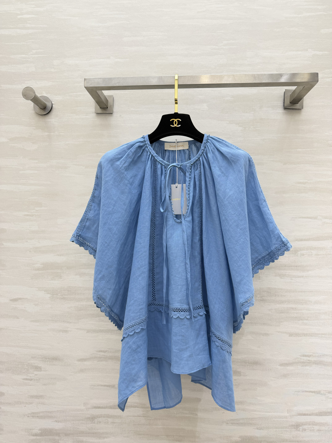 NO:864316,Zimmerman natural ramie hollow blouse｜Breathable ceiling in summer. Selected native ramie fabrics with built-in breathable texture. The upper body is dry and not sweaty. The neckline is tied with heavy-duty hollow lace. The wide bat sleeves hide the flesh and make you look slimmer. Available in white/blue. It is easy to wear alone or with suspenders underneath!  Full of laziness and relaxation, travel and commuting can be done with one click, high-quality customization, ready-made first size S/M/L (S size bust 145, length 59), Zimmerman-Clothing,19860909Zimmerman天然苎麻镂空罩衫｜夏日透气天花板 甄选原生苎麻面料 自带透气肌理 上身干爽不闷汗 领口系带重工镂空花边 蝙蝠阔袖藏肉显瘦 白/蓝两色可选 单穿随性、内搭吊带都出彩！慵懒松弛感拉满 出游通勤一键搞定 高品质定制 现货首发sizeS/M/L（s码胸围145,衣长59）,兹默曼-服装,,Women's clothing
