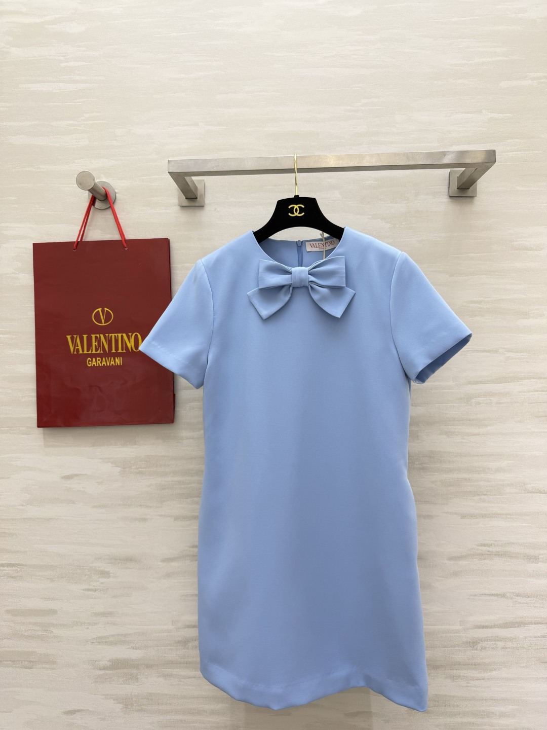 NO:864425,Valentin milk blue bow short-sleeved dress with gentle haze blue and high-end whiteness. Stiff and customized fabrics are draped and stylish. Big three-dimensional bow at the neckline. It reduces age and brings a sense of atmosphere. Simple straight H version. It hides the body and makes you look slimmer without picking up the figure. Neat short sleeves. Short skirt length. Suitable for commuting/dating/banquets. Simply wear it to show the elegant ladylike temperament. High-quality customization.  Available in stock first size S/M/L (S size bust 88, skirt length 80), Valentino-clothing, valentino, valentino, skirts, T-shirt,19860909Valentin奶蓝蝴蝶结短袖连衣裙温柔雾霾蓝高级显白 挺括定制面料垂坠有型 领口立体大蝴蝶结 减龄又自带氛围感 简约直筒H版型 藏肉显瘦不挑身材 利落短袖 短款裙长 通勤/约会/宴会都适配 简简单单穿出优雅大小姐气质 高品质定制 现货首发sizeS/M/L（s码胸围88,裙长80）,华伦天奴-服装,valentino,valentino,skirts,T-shirt,,Women's clothing