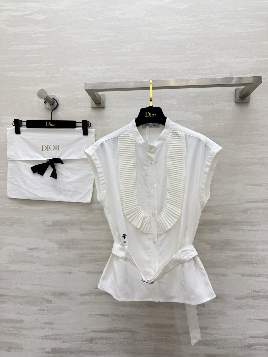 NO:875387,DIO French accordion pleat waist white shirt with heavy front accordion pleating, full layering, stand-up collar and sleeveless tailoring, neat and refreshing, with a smart temperament. Comes with a belt of the same fabric, free waist to optimize the waistline, CD bee embroidery on the side, low-key finishing touch, exquisite details, looks expensive when paired with skirts/trousers, daily online for commuting, high quality customization  Available now in stock sizes S/M/L (S size bust 92, length 56), dior, skirts,19860909DIO法式风琴褶收腰白衬衣重工前襟风琴压褶 层次感拉满 立领无袖剪裁利落清爽 自带干练气质 附赠同面料腰带 自由收腰优化腰线 侧摆CD蜜蜂刺绣低调点睛 细节考究 搭半裙/西裤都显贵 通勤日常双在线 高品质定制 现货首发sizeS/M/L（s码胸围92,衣长56）,,dior,skirts,,Women's clothing