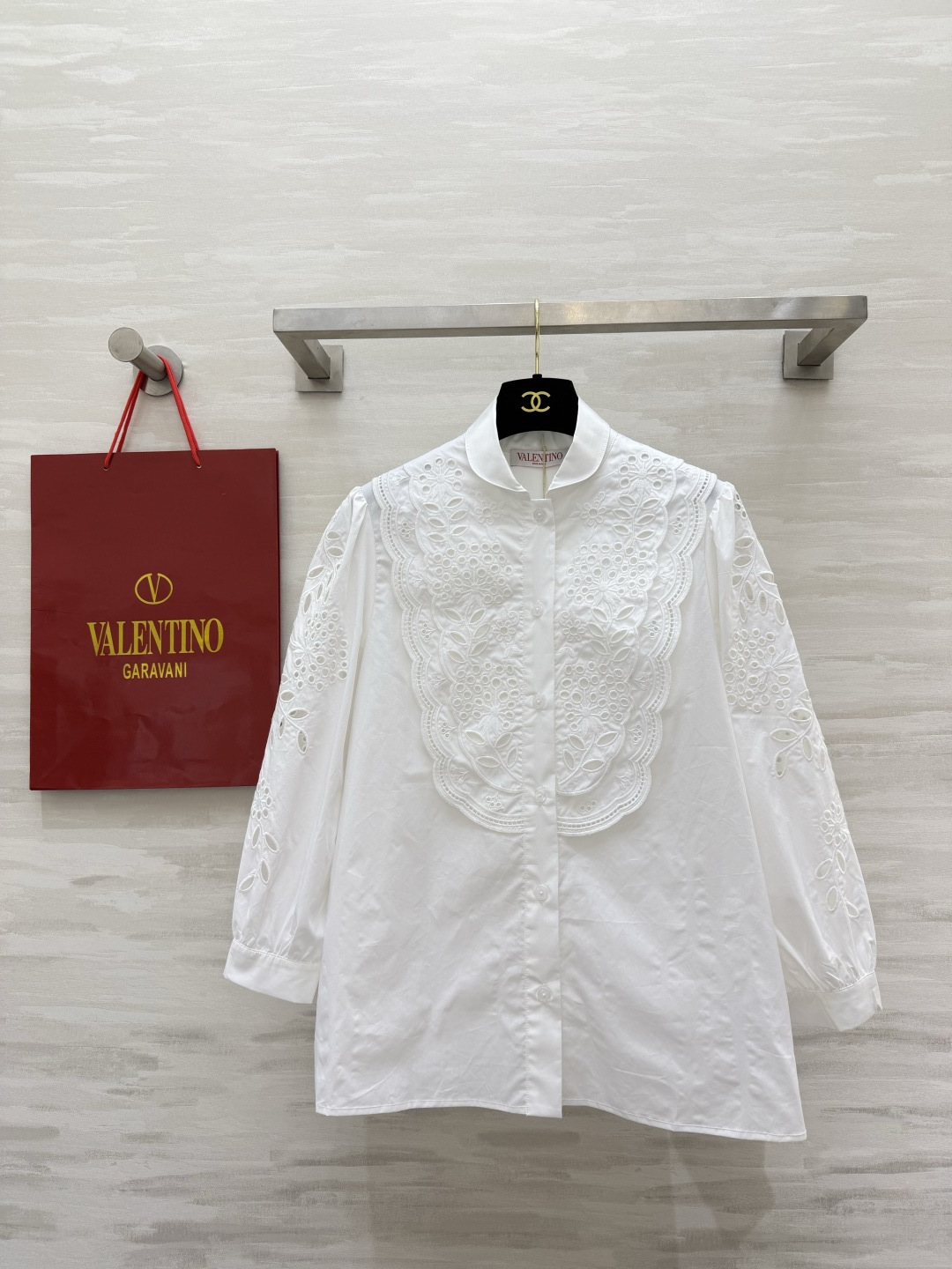 NO:864392,Valentin heavy industry hollow embroidery white shirt with full-width water-soluble floral hollow embroidery. Exquisite wavy large lapel. Small stand-up collar and lantern three-quarter sleeves. Full of retro and gentle atmosphere. High-count combed cotton fabric. Stiff and breathable but not soft. Loose mid-length version. Wear alone or with a vest inside, full of fairy spirit!  With its own gentle ladylike texture, it is a versatile style for spring and summer!  High-quality customization, available in stock first size S/M/L (S size bust 96, length 64), Valentino-clothing, valentino, valentino, shirts,19860909Valentin重工镂空刺绣白衬衫全幅水溶花卉镂空刺绣 波浪大翻襟精致考究 小立领灯笼七分袖 复古温柔氛围感拉满 高支精梳棉面料 挺括透气不软塌 宽松中长版型 单穿/内搭马甲都仙气满满！自带温柔大小姐质感 春夏百搭神款！高品质定制 现货首发sizeS/M/L（s码胸围96,衣长64）,华伦天奴-服装,valentino,valentino,shirts,,Women's clothing