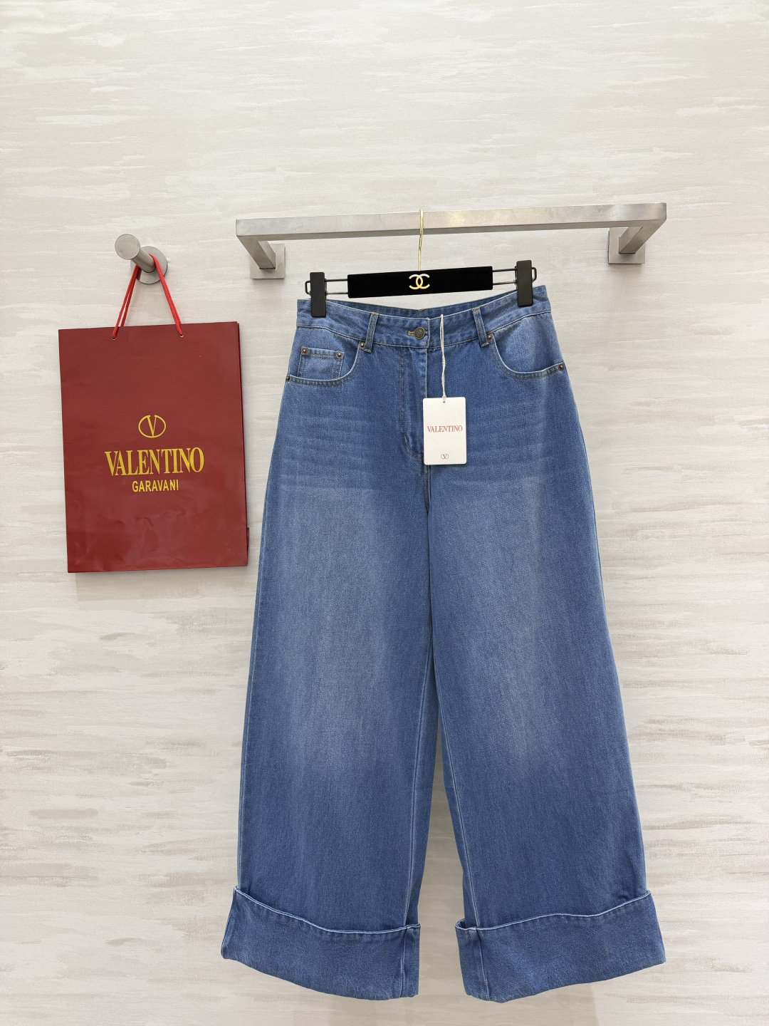 NO:864403,Valentin cuffed wide-leg jeans, classic washed blue, soft distressed color, versatile and durable, double pockets on the back, iconic V-shaped gold label hardware, low-key finishing touch, high-waisted version, wide-leg cuffed trouser legs, elongated leg proportions, soft elastic denim fabric, comfortable and not tight drape, hides the crotch and covers the flesh, casual and elegant with shirts/T-shirts, versatile for daily commuting, high-quality customization  Available in stock first size S/M/L (S size waist 66, hip 94, pants length 93), Valentino-clothing, valentino, valentino, jeans, shirts, tees, t-shirt,19860909Valentin翻边阔腿牛仔裤 经典水洗蓝调 柔和做旧色泽百搭耐看 后腰双袋标志性V型金标五金低调点睛 高腰版型 阔腿翻边裤脚 拉长腿部比例软弹牛仔面料 垂坠舒适不紧绷 藏胯遮肉 搭衬衫/T恤随性显贵 日常通勤出游全能款 高品质定制 现货首发sizeS/M/L（s码腰围66,臀围94,裤长93）,华伦天奴-服装,valentino,valentino,jeans,shirts,tees，t-shirt,,Women's clothing