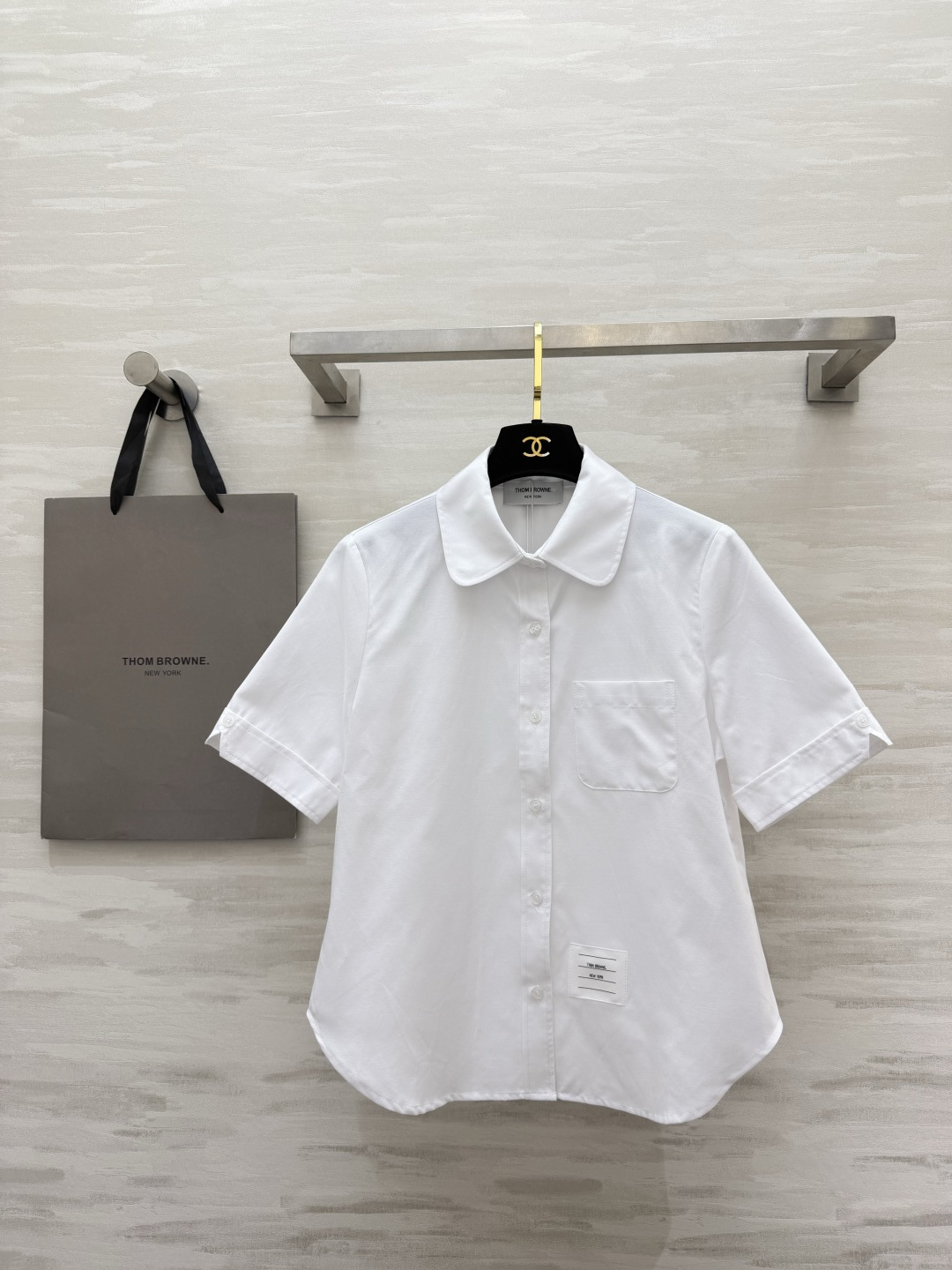 NO:864342,Thom Brown refreshing short-sleeved shirt｜White & light blue with classic small lapels Pocket patch details Cotton-feel fabric is breathable and not stuffy Loose fit to hide the flesh and versatile Wear neatly alone Looks great when layered  browne,skirts,shorts,shirts,T-shirt,19860909Thom Brown清爽短袖衬衫｜白&浅蓝两色入经典小翻领 口袋贴布细节 棉感面料透气不闷 宽松版型藏肉百搭 单穿利落 内搭叠穿都好看夏日刚需基础款 日常通勤随便搭短裤半裙轻松穿搭学院风 高品质定制 现货首发sizeS/M/L（s码胸围92,衣长58）,汤姆布朗-服装,thom browne,skirts,shorts,shirts,T-shirt,,Women's clothing