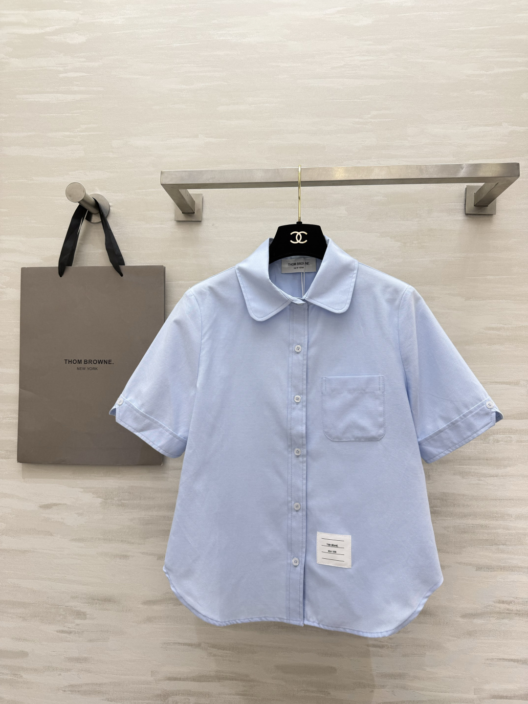 NO:864367,Thom Brown refreshing short-sleeved shirt｜White & light blue with classic small lapels Pocket patch details Cotton-feel fabric is breathable and not stuffy Loose fit to hide the flesh and versatile Wear neatly alone Looks great when layered  browne,skirts,shorts,shirts,T-shirt,19860909Thom Brown清爽短袖衬衫｜白&浅蓝两色入经典小翻领 口袋贴布细节 棉感面料透气不闷 宽松版型藏肉百搭 单穿利落 内搭叠穿都好看夏日刚需基础款 日常通勤随便搭短裤半裙轻松穿搭学院风 高品质定制 现货首发sizeS/M/L（s码胸围92,衣长58）,汤姆布朗-服装,thom browne,skirts,shorts,shirts,T-shirt,,Women's clothing