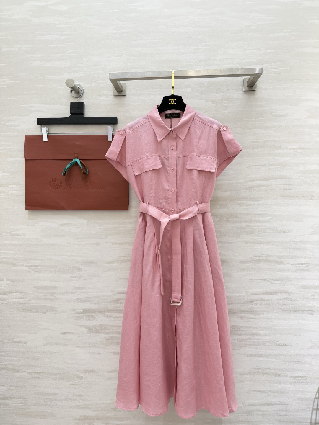 NO:864314,The Loro Piana workwear style linen skirt is made of natural linen and has its own texture. It is breathable and refreshing. It has neat lapels and waist belt. It can be worn in a second to create a high waistline. The large A-line skirt hides the flesh and makes you look slimmer. It has an effortless commuting atmosphere. It can be worn for daily wear and business trips. It can be worn for daily wear and business trips. It is gentle and cool!  High-quality customization, available in stock first size S/M/L/XL (S size bust 92, skirt length 119), women's clothing, loro piana, skirts,19860909Loro Piana工装风亚麻裙天然亚麻自带肌理感 透气清爽 利落翻领+收腰腰带 一秒穿出高腰线 A字大裙摆藏肉显瘦 不费力的通勤氛围感拉满 日常穿、出差穿都能hold住,温柔又飒爽！高品质定制 现货首发sizeS/M/L/XL（s码胸围92,裙长119）,女装,loro piana,skirts,,Women's clothing