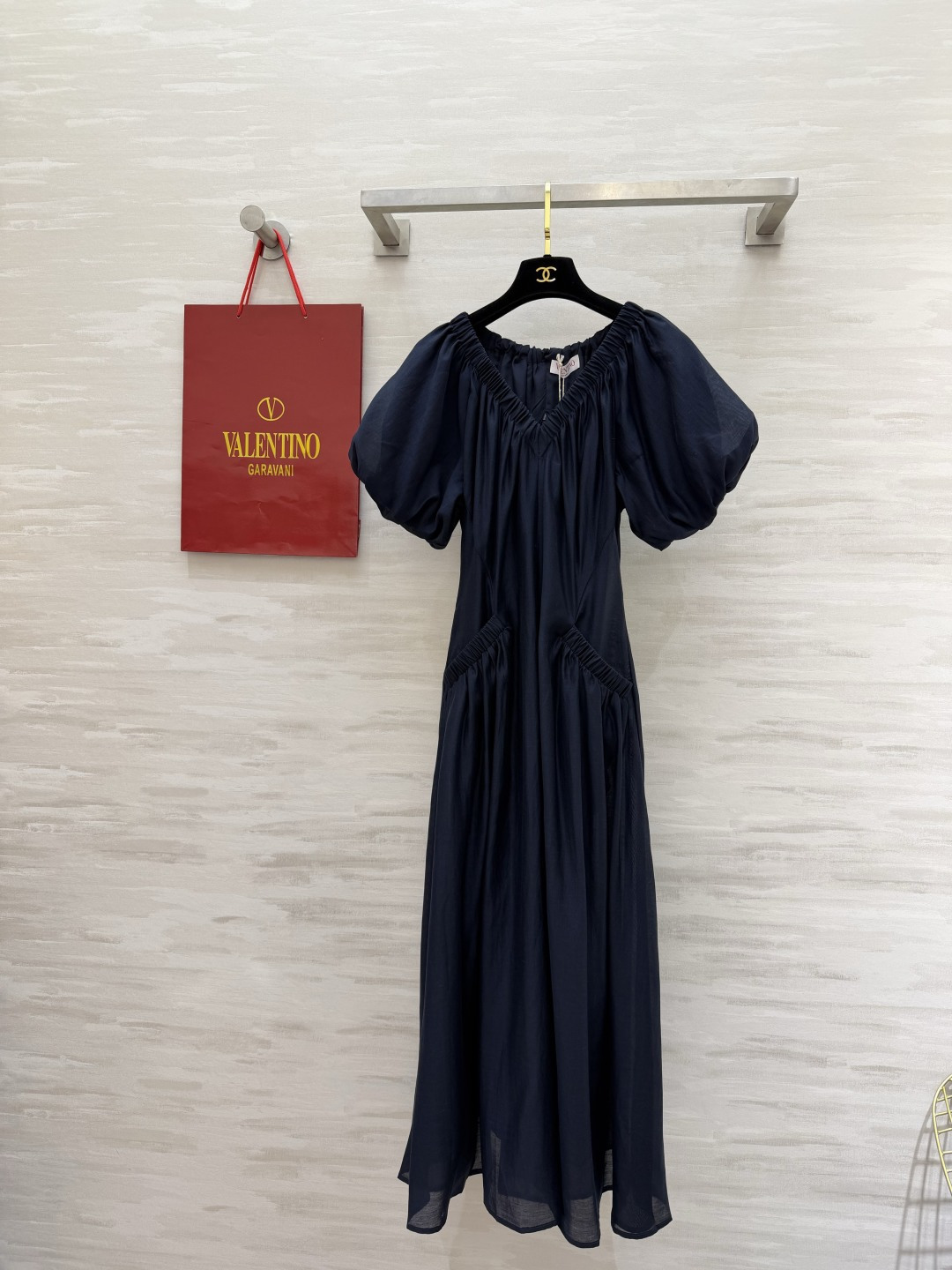 NO:864293,#Valentin Vacation Series v-neck puff-sleeve dress The v-neck design perfectly modifies the neck line. It can be worn one-shoulder with a gentle temperament. The ribbon strap design on the back is sweet and cute. The waist skirt is perfectly slim. Super material. Customized Tencel fabric is skin-friendly and comfortable. High-quality customization. Available in stock first size S/M/L (S size bust 80, waist 66, skirt length 117), Valentino-clothing, valentino, valentino, skirts,19860909#Valentin度假系列 v领泡泡袖连衣裙 v领设计完美修饰脖颈部线条 可以一字肩穿着温柔气质 后背飘带绑带设计甜美可人 收腰裙身完美显瘦 超用料大摆 定制天丝面料亲肤舒适 高品质定制 现货首发sizeS/M/L（S码胸围80,腰围66,裙长117）,华伦天奴-服装,valentino,valentino,skirts,,Women's clothing