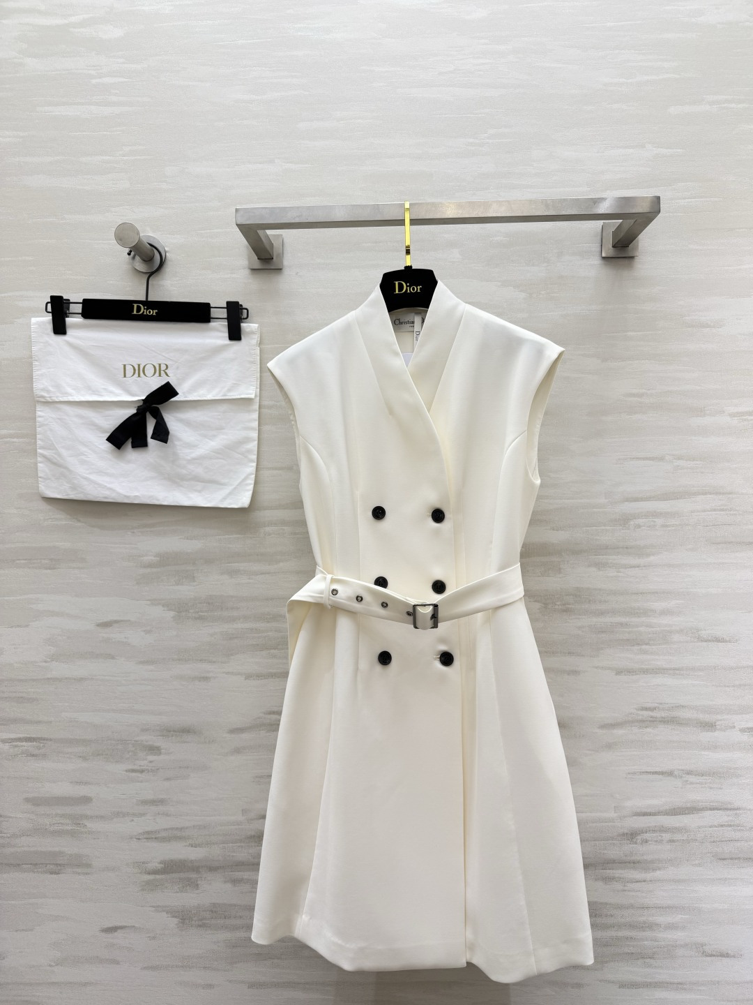 NO:875375,DIO's French-style suit skirt has a simple stand-up collar and double-breasted buttons to add a sense of sophistication. The belt tightens the waist to outline the curves. The A-line skirt modifies the crotch and leg shape. The milky white skirt is gentle and noble. The black skirt is calm and elegant. High-quality customization. Available in stock now, size 36/38/40/42 (38 size bust 86, skirt length 91), dior, skirts, business suit,19860909DIO法式气质西装裙简约立领 双排扣增添精致感 腰带收腰勾勒曲线 A字裙摆修饰胯部腿型奶白温柔显贵 黑裙沉稳大气 高品质定制 现货首发size36/38/40/42（38码胸围86,裙长91）,,dior,skirts,business suit,,Women's clothing
