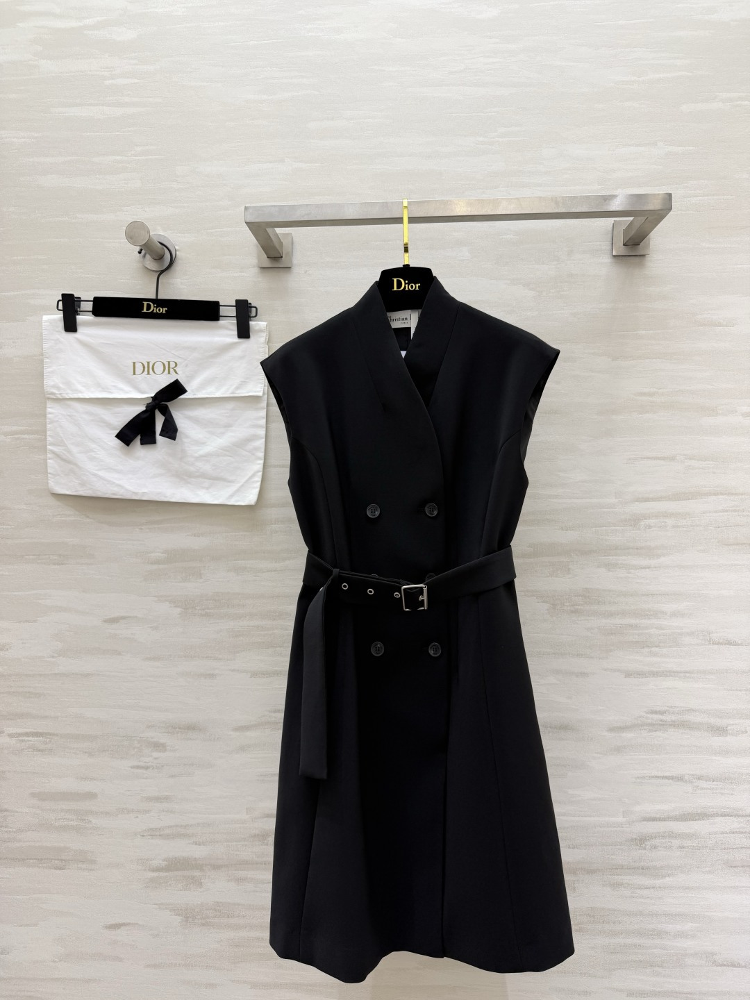 NO:864272,DIO's French-style suit skirt has a simple stand-up collar and double-breasted buttons to add a sense of sophistication. The belt tightens the waist to outline the curves. The A-line skirt modifies the crotch and leg shape. The milky white is gentle and noble. The black skirt is calm and elegant. High-quality customization. Available in stock first size 36/38/40/42 (38 size bust 86, skirt length 91), Dior-clothing, dior, dior, skirts, business suit,19860909DIO法式气质西装裙简约立领 双排扣增添精致感 腰带收腰勾勒曲线 A字裙摆修饰胯部腿型奶白温柔显贵 黑裙沉稳大气 高品质定制 现货首发size36/38/40/42（38码胸围86,裙长91）,迪奥-服装,dior,dior,skirts,business suit,,Women's clothing