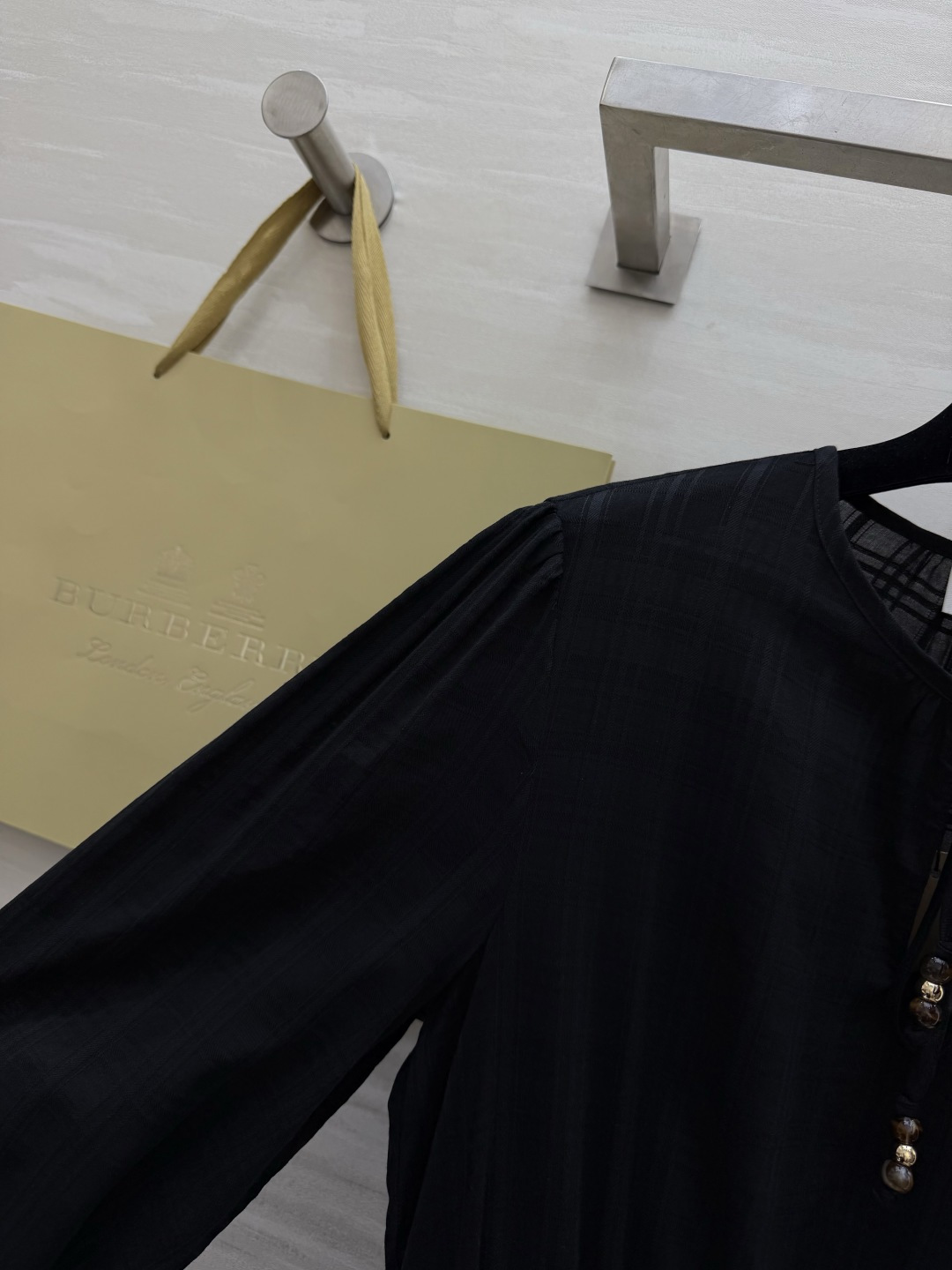 Burberr♡²⁶暗纹提格连衣裙｜黑白双色入🤍🖤暗格肌理棉料 轻薄透气不闷肤 领口系带 坠珠细节随性又