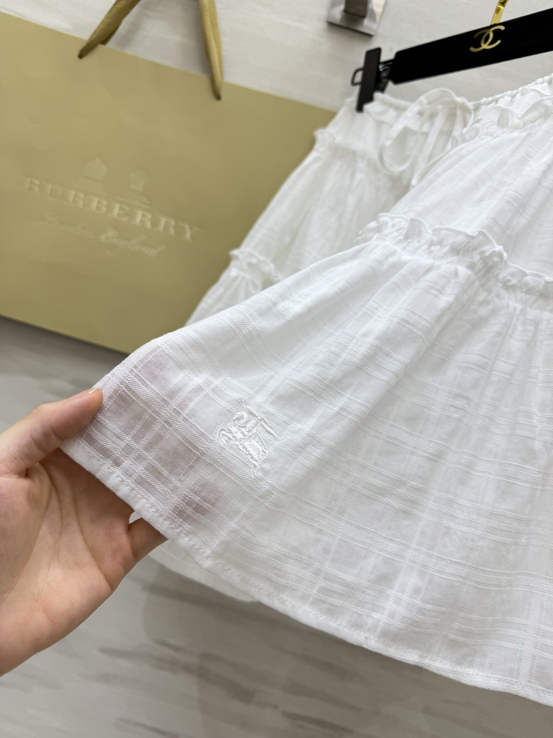 Burberr♡²⁶白月光两件套套装✨暗格肌理棉料 轻薄透气自带肌理感 领口木珠绑带 下摆木耳边 温柔氛