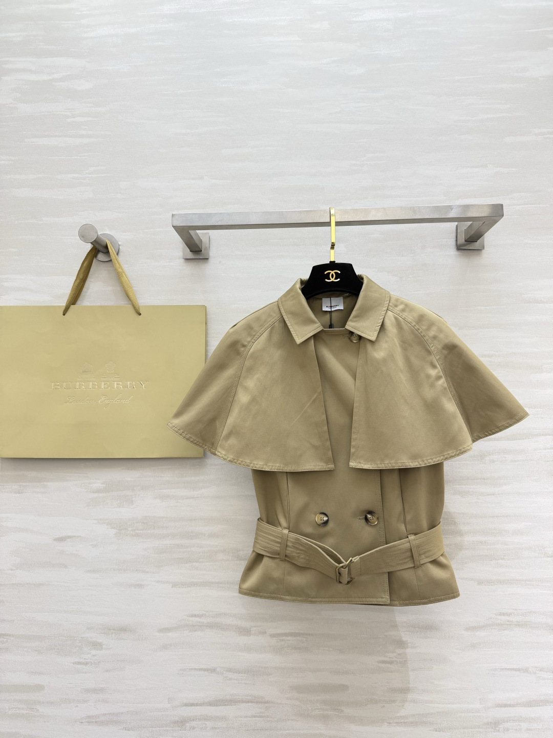 NO:863954,Burberr's classic khaki cape windbreaker is the British king's version. The shawl cape collar design is very recognizable. Double-breasted. Original waist belt to easily slim your waist. Waterproof cotton poplin fabric. Stiff and stylish, not easy to wrinkle. The short version raises the waistline. It looks elegant when paired with skirt jeans. High-quality customization  Available in stock first size S/M/L (S size bust 86, length 52), Burberry-clothing, burberry, skirts, jeans, shawls,19860909Burberr经典卡其斗篷风衣英伦王牌版型 披肩斗篷领设计超有辨识度 双排扣 原配收腰腰带轻松掐出小蛮腰 防水棉府绸面料 挺括有型不易皱短款版型拉高腰线 搭配半裙牛仔裤都显贵 高品质定制 现货首发sizeS/M/L（s码胸围86,衣长52）,博柏利-服装,burberry,skirts,jeans,shawls,,Women's clothing