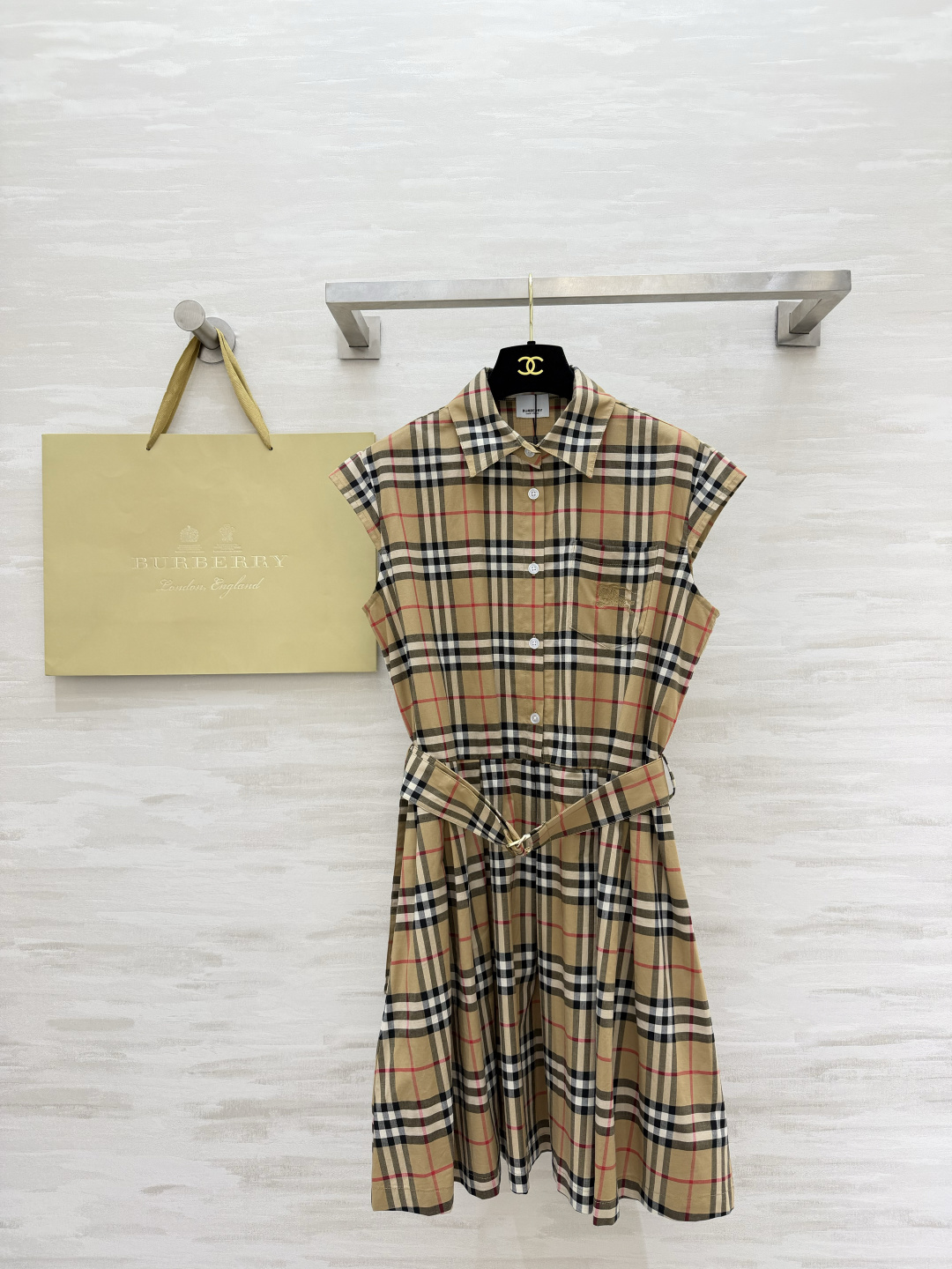 NO:863964,Burberr classic plaid dress, sleeveless shirt version｜Comes with waist belt of the same fabric, retro Vintage plaid, pure cotton breathable fabric, A-line hem that is not flattering on your figure, versatile and durable for daily use, classic and never goes out of style!  High-quality customization, available in stock first size S/M/L (S size bust 98, length 86), Burberry-clothing, burberry, skirts, shirts,19860909Burberr经典格纹连衣裙 无袖衬衫版型｜自带同面料收腰皮带 复古Vintage格纹 纯棉透气面料A字摆不挑身材 日常百搭耐看 经典永不过时！高品质定制 现货首发sizeS/M/L（s码胸围98,衣长86）,博柏利-服装,burberry,skirts,shirts,,Women's clothing