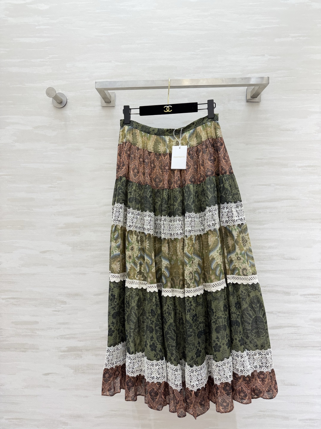 NO:863973,Zimmerman holiday series, retro color-blocked floral skirt with large hem, contrasting print splicing, hollow lace, full of exotic atmosphere, multi-layered splicing, large hem, easy to walk, and comes with a smart skirt. It looks great with knits, shirts, and suspenders. It can be worn to the ceiling when traveling!  High-quality customization, available in stock first size S/M/L (S size waist 68, skirt length 94.5), Zimmerman-clothing, skirts, shirts,19860909Zimmerman度假系列 复古拼色碎花大摆半身裙撞色印花拼接 镂空蕾丝花边 异域氛围感拉满 多层拼接大摆垂感好走路自带灵动裙摆 配针织、衬衫、吊带都出彩,出游穿搭天花板！高品质定制 现货首发sizeS/M/L（s码腰围68,裙长94.5）,兹默曼-服装,skirts,shirts,,Women's clothing