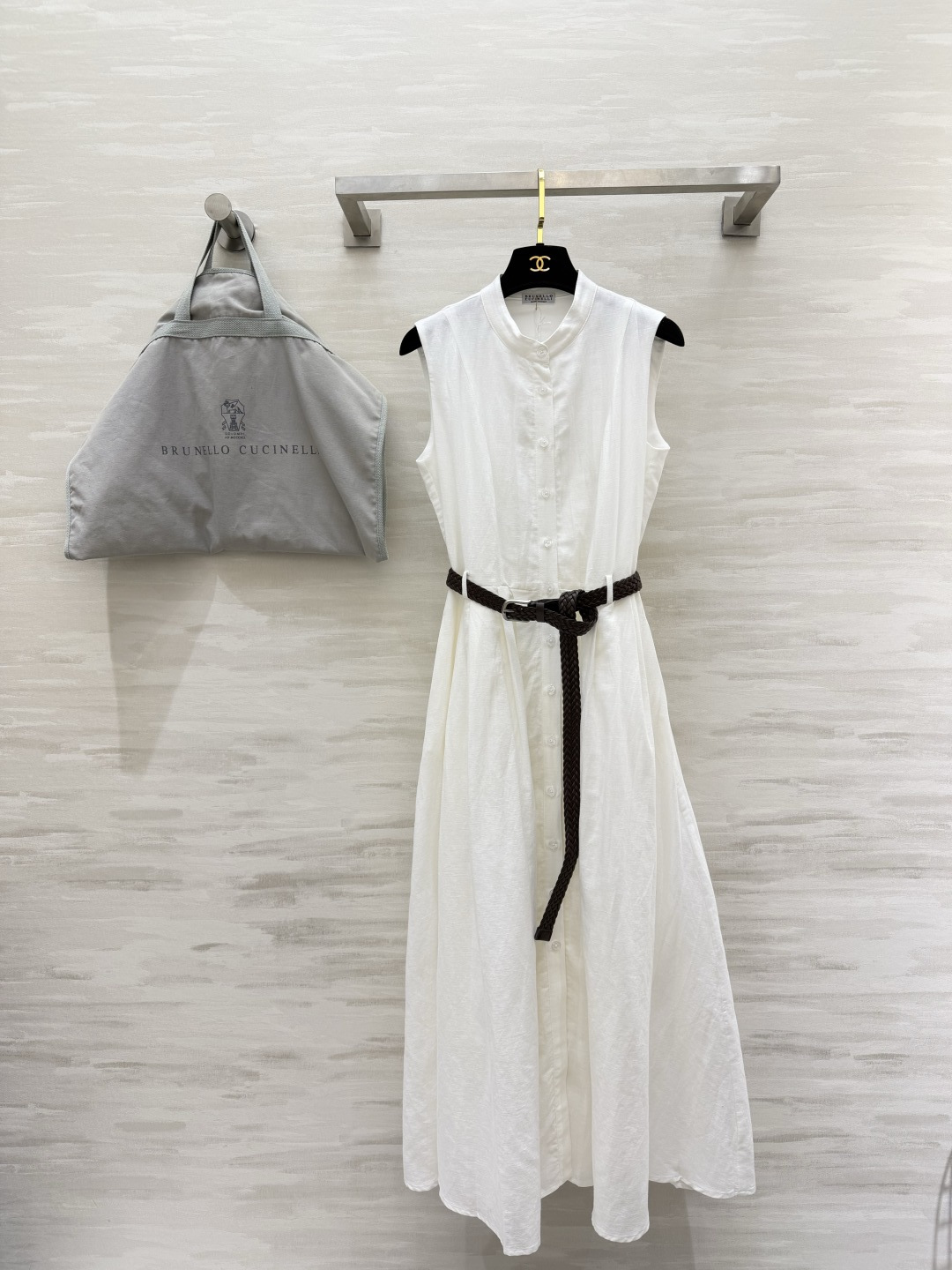 NO:875435,Brunello Cucinell natural linen sleeveless shirt, long skirt, stand-up collar, single row, full placket design, casual and relaxed Italian style. Comes with a hand-woven belt. Free waist cinching to outline the waistline. High-count washed linen, breathable and dry, with textured pleats. A-line large hem, draped and elegant. Plain color and versatile. Suitable for commuting and vacation!  High-quality customization, available in stock first size S/M/L (S size bust 86, skirt length 122), brunello cucinelli, skirts, shirts,19860909Brunello Cucinell天然亚麻无袖衬衫长裙立领单排全开襟设计,随性松弛的意式穿搭 附赠手工编织皮带 自由收腰勾勒腰线 高支水洗亚麻透气干爽自带肌理褶皱 A字大摆垂坠飘逸 素色百搭 通勤度假都适配！高品质定制 现货首发sizeS/M/L（s码胸围86,裙长122）,,brunello cucinelli,skirts,shirts,,Women's clothing