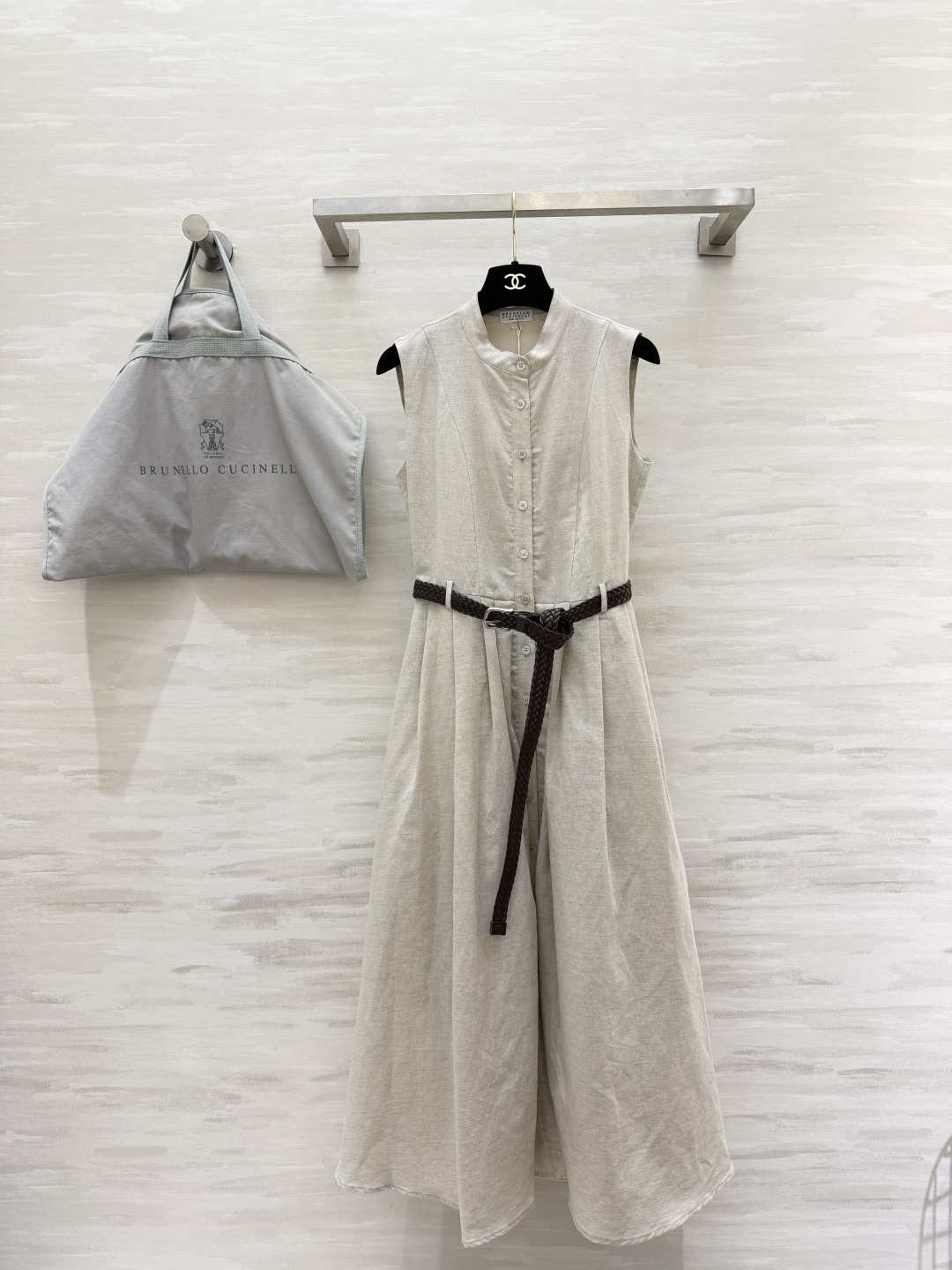 NO:863985,Brunello Cucinell natural linen sleeveless shirt, long skirt, stand-up collar, single row, full placket design, casual and relaxed Italian style. Comes with a hand-woven belt. Free waist cinching to outline the waistline. High-count washed linen, breathable and dry, with textured pleats. A-line large hem, draped and elegant. Plain color and versatile. Suitable for commuting and vacation!  High-quality customization, available in stock first size S/M/L (S size bust 86, skirt length 122), women's clothing, brunello cucinelli, skirts, shirts,19860909Brunello Cucinell天然亚麻无袖衬衫长裙立领单排全开襟设计,随性松弛的意式穿搭 附赠手工编织皮带 自由收腰勾勒腰线 高支水洗亚麻透气干爽自带肌理褶皱 A字大摆垂坠飘逸 素色百搭 通勤度假都适配！高品质定制 现货首发sizeS/M/L（s码胸围86,裙长122）,女装,brunello cucinelli,skirts,shirts,,Women's clothing