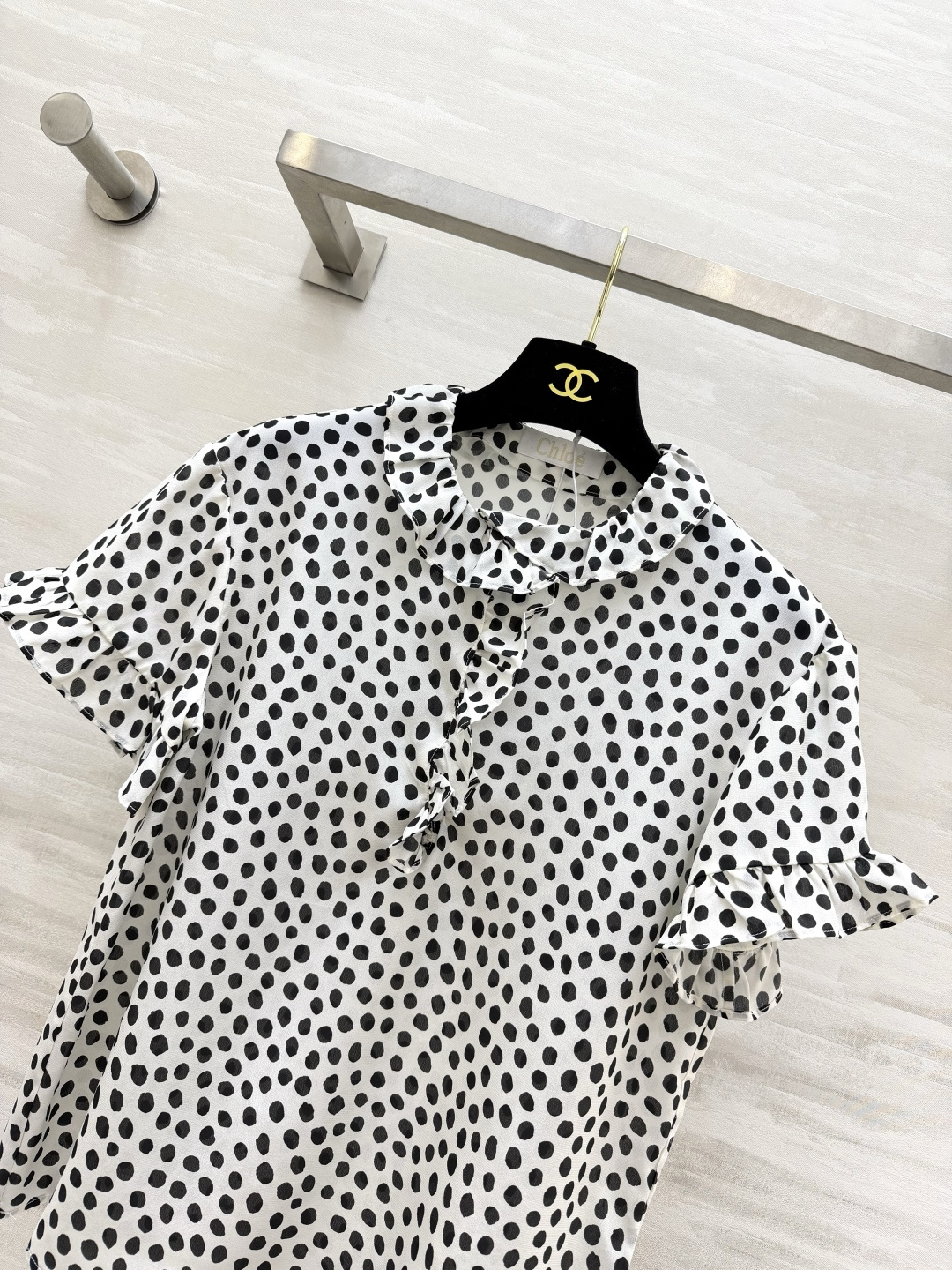Chloé²⁶波点真丝短袖上衣✨100%真丝面料 顺滑垂坠 上身凉润亲肤 木耳边娃娃领 门襟荷叶边 柔化