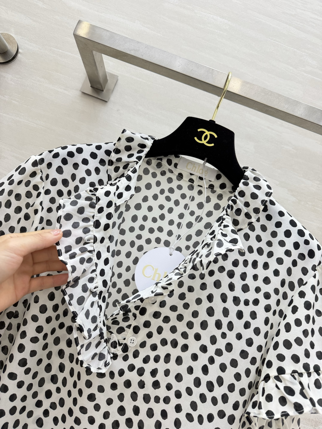 Chloé²⁶波点真丝短袖上衣✨100%真丝面料 顺滑垂坠 上身凉润亲肤 木耳边娃娃领 门襟荷叶边 柔化