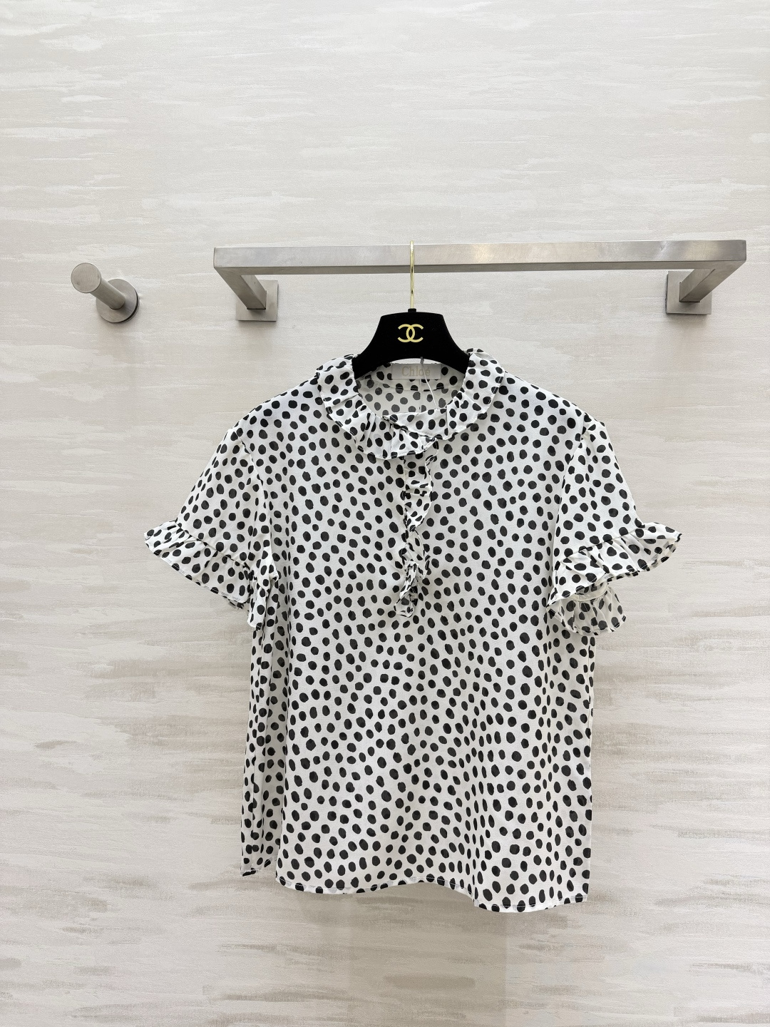 NO:864656,Chloé polka-dot silk short-sleeved top, silk fabric, smooth drape, cool and skin-friendly upper body, fungus-edged baby collar, ruffled placket, softens the face shape and reduces age, irregular ink polka dots, retro and eye-catching, puffy flying sleeves to modify the arm lines, high-quality customization, available in stock, size S/M/L (S size bust 96, length 55), women's clothing, chloe, T-shirt, real silk,19860909Chloé波点真丝短袖上衣真丝面料 顺滑垂坠 上身凉润亲肤 木耳边娃娃领 门襟荷叶边 柔化脸型超减龄 不规则水墨波点复古耐看 泡泡小飞袖修饰手臂线条 高品质定制 现货首发sizeS/M/L（s码胸围96,衣长55）,女装,chloe,T-shirt,real silk,,Women's clothing