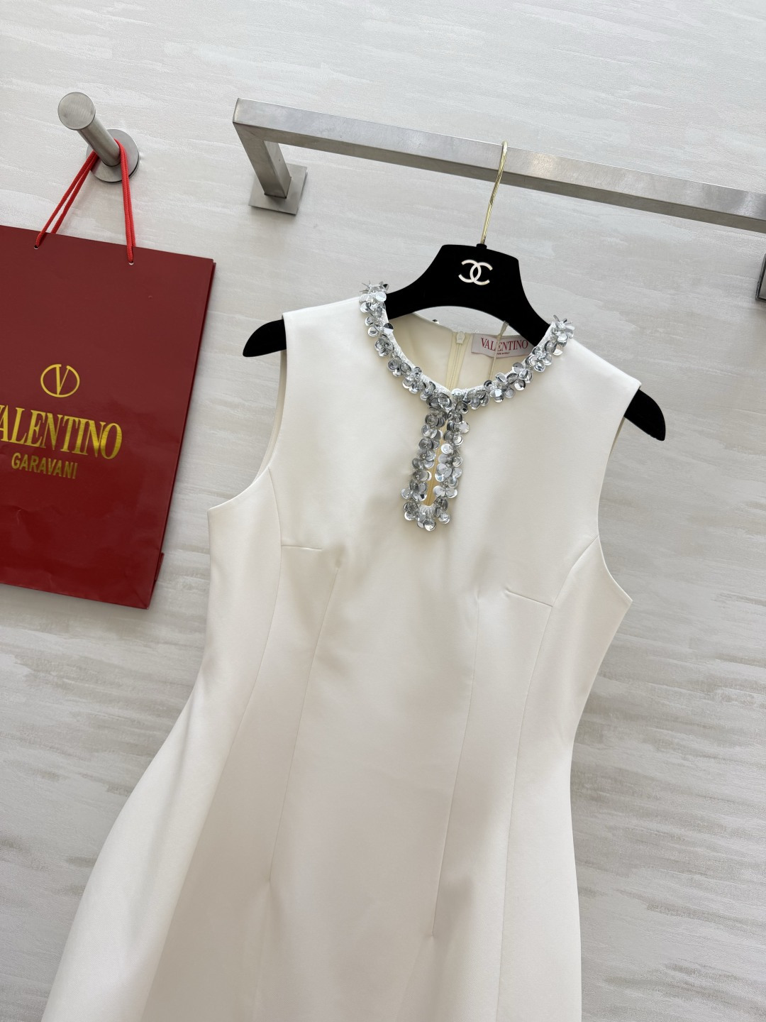 Valentin♡²⁶重工钉钻无袖连衣裙✨领口满铺手工水钻 垂坠钻饰自带贵气光环 高定挺括面料 收腰A字
