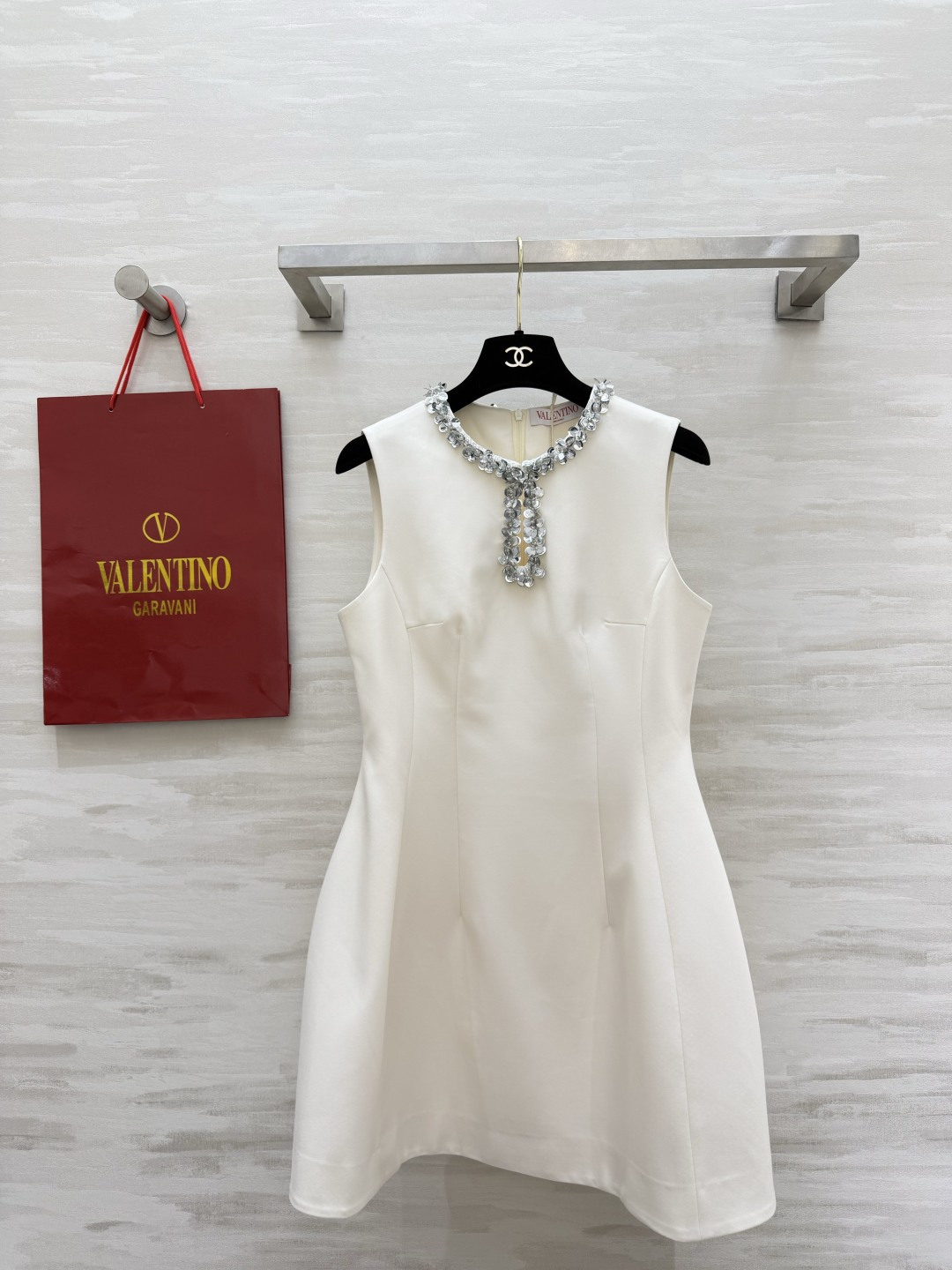 NO:864298,The Valentin Heavy Industry Drilled Sleeveless Dress has a neckline covered with handmade rhinestones. The pendant diamond ornaments bring an aura of nobility. High-definition and crisp fabrics. The A-line silhouette hides the waist and makes you look slimmer. You can control banquets, dates, and daily commuting with just one click!  Available in black and white, classic and timeless, high-quality customization, available now, size 36/38/40/42 (bust 88, skirt length 81), Valentino-clothing, valentino, valentino, skirts,19860909Valentin重工钉钻无袖连衣裙领口满铺手工水钻 垂坠钻饰自带贵气光环 高定挺括面料 收腰A字版型藏肉显瘦 宴会、约会、日常通勤一键拿捏！黑白双色任选 经典永不过时高品质定制 现货首发size36/38/40/42（38码胸围88,裙长81）,华伦天奴-服装,valentino,valentino,skirts,,Women's clothing