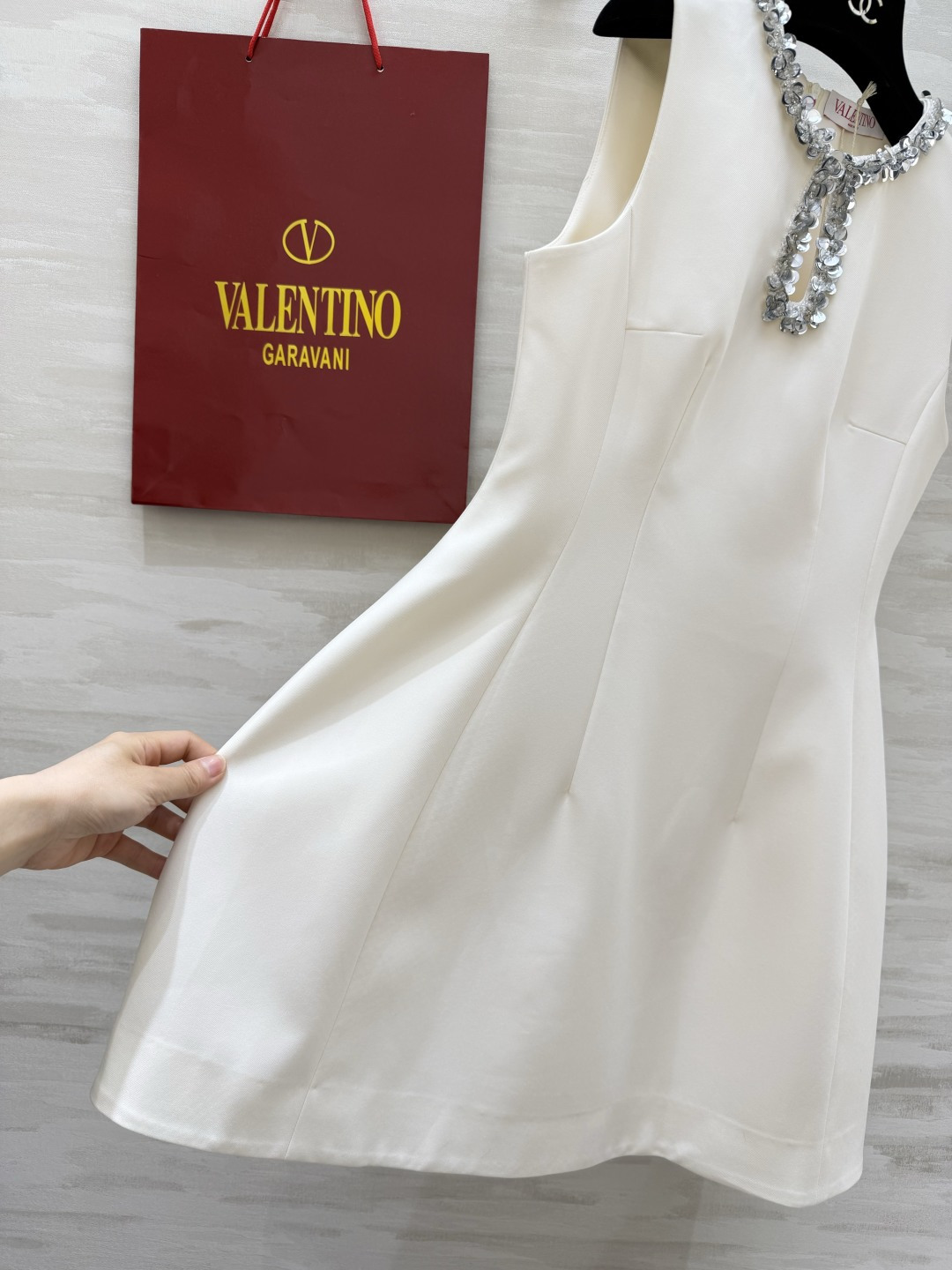 Valentin♡²⁶重工钉钻无袖连衣裙✨领口满铺手工水钻 垂坠钻饰自带贵气光环 高定挺括面料 收腰A字