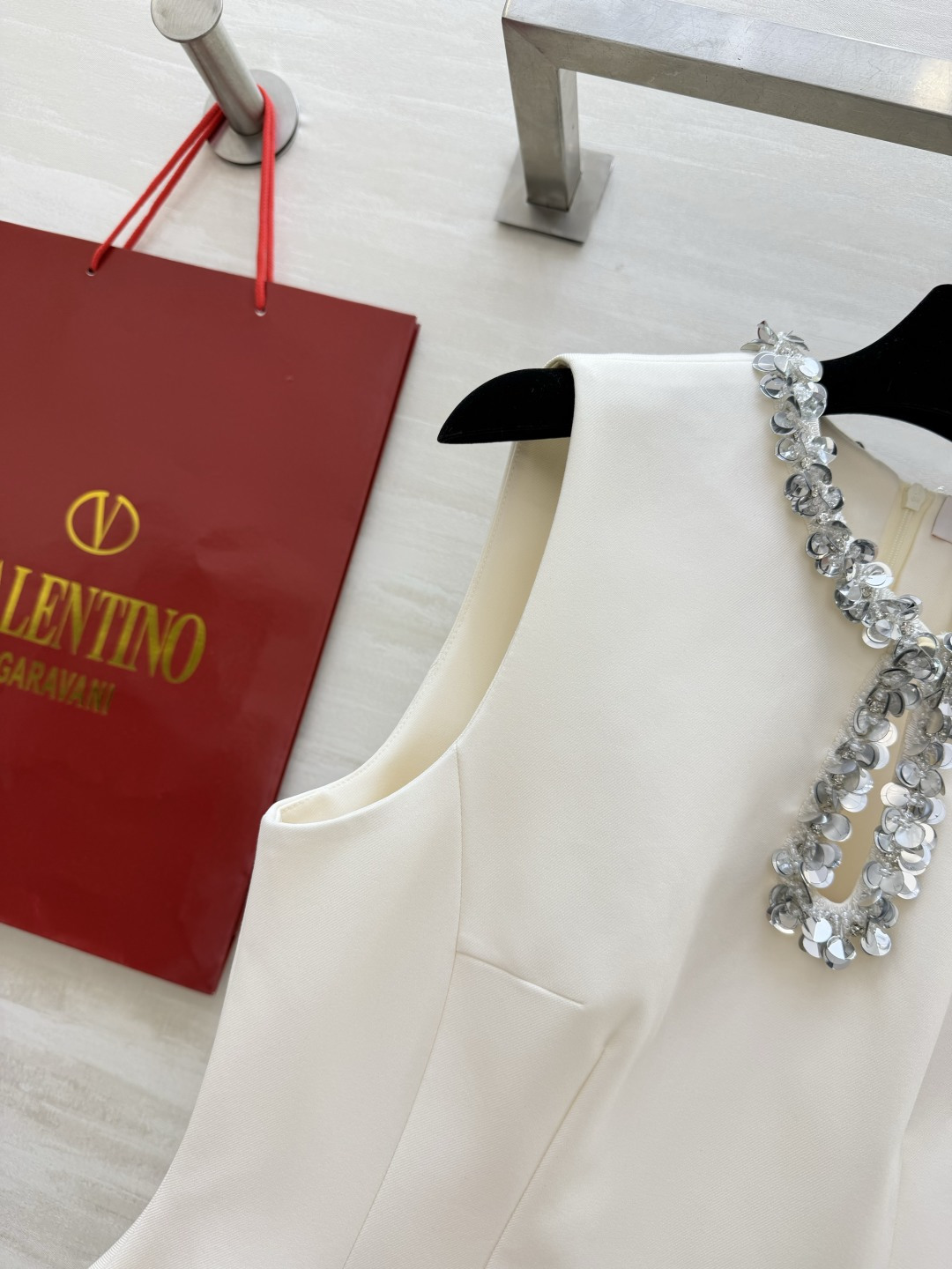 Valentin♡²⁶重工钉钻无袖连衣裙✨领口满铺手工水钻 垂坠钻饰自带贵气光环 高定挺括面料 收腰A字
